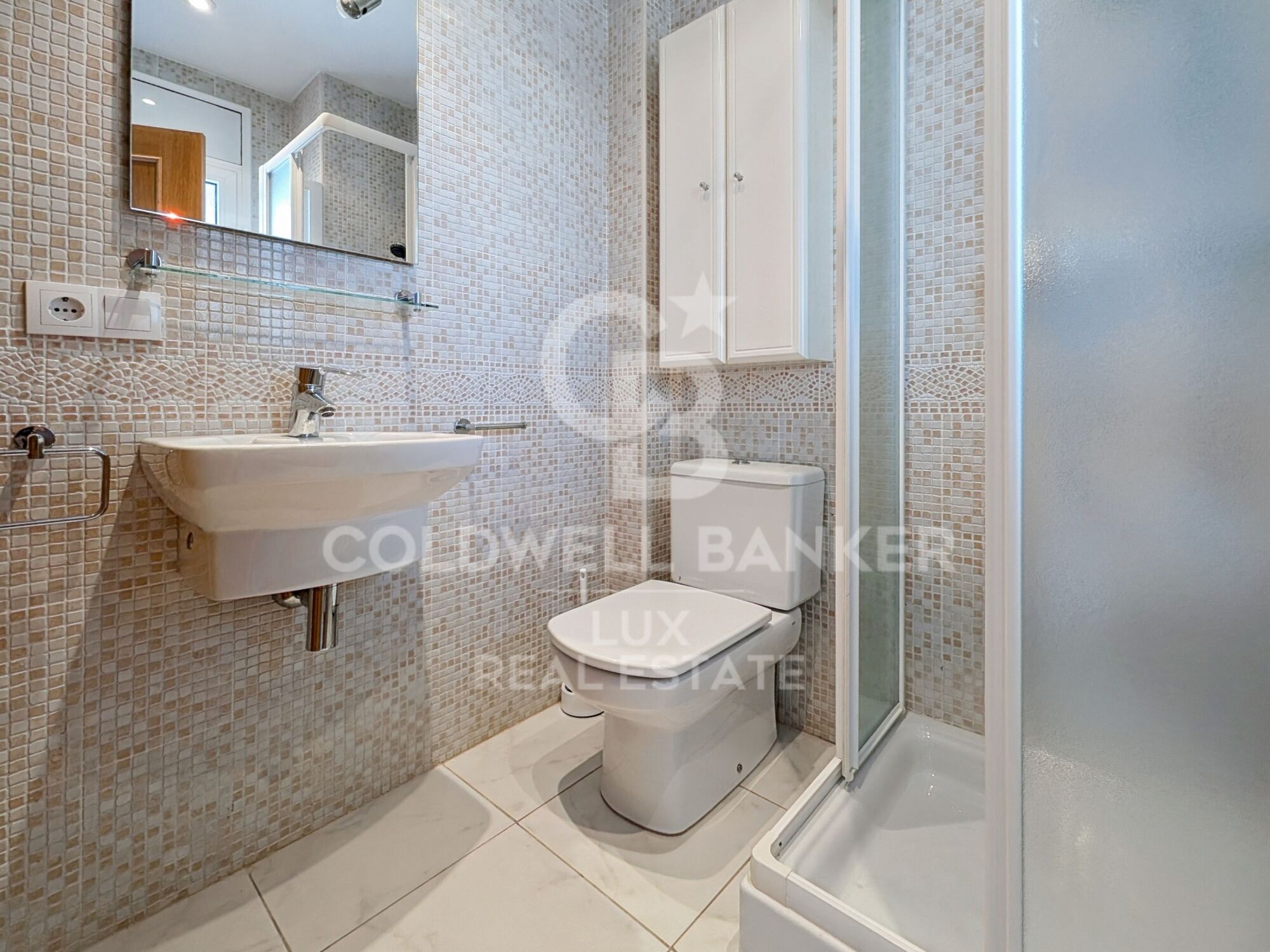 Edificio en venta de 3 apartamentos, garaje y 20 m de amarre en Salins, Empuriabrava