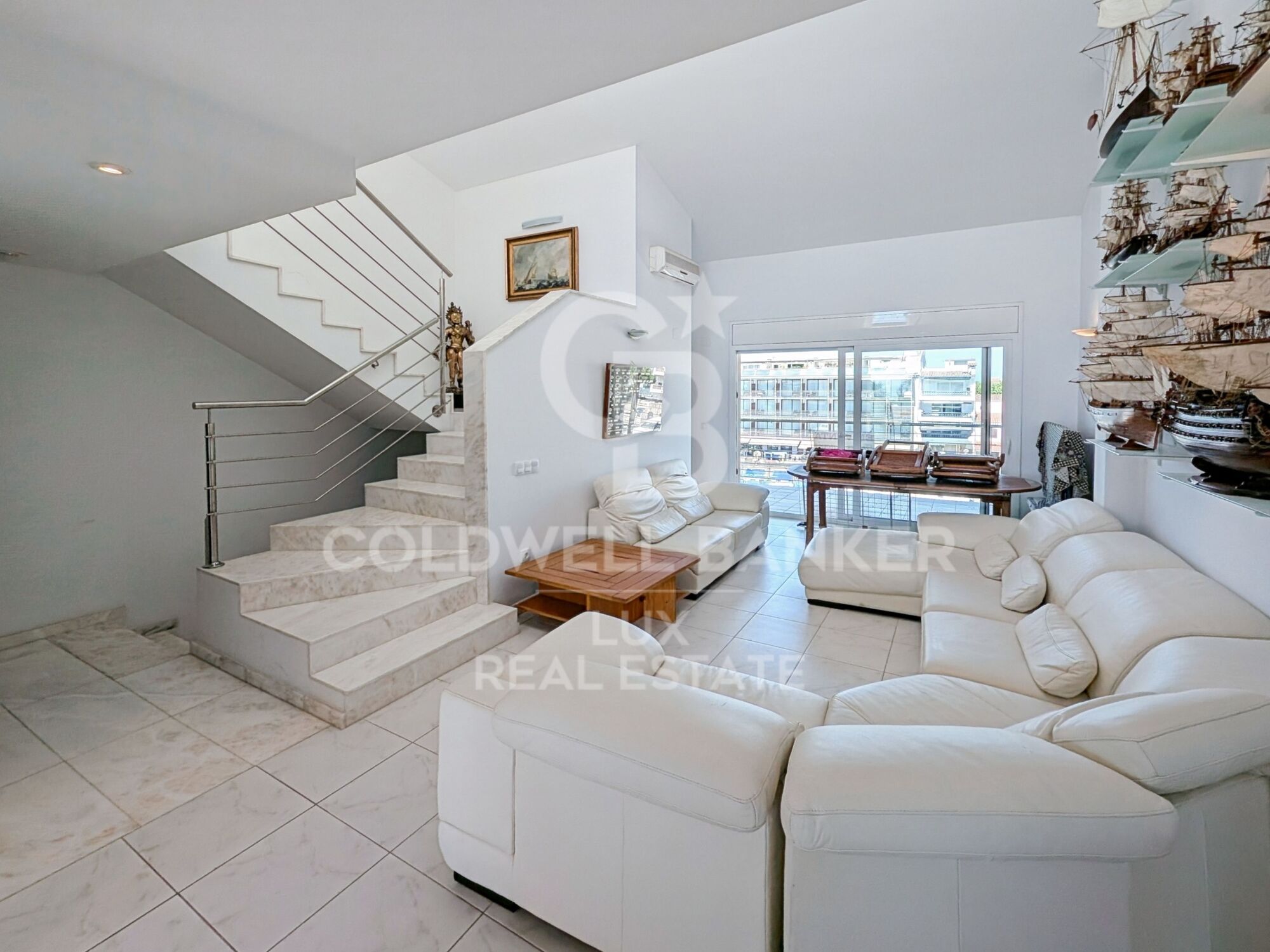 Immeuble en vente avec 3 appartements, garage et 20 m d'amarre à Salins, Empuriabrava
