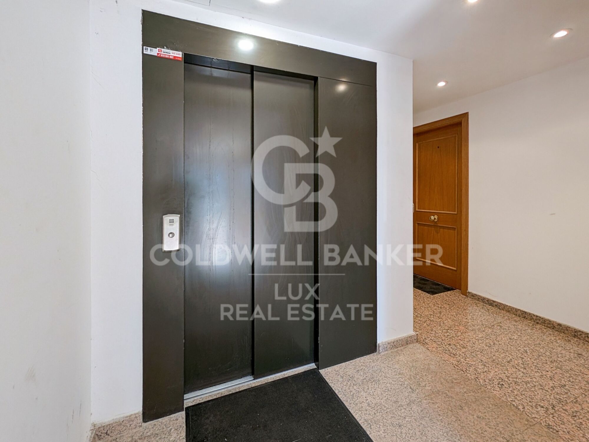 Edificio en venta de 3 apartamentos, garaje y 20 m de amarre en Salins, Empuriabrava