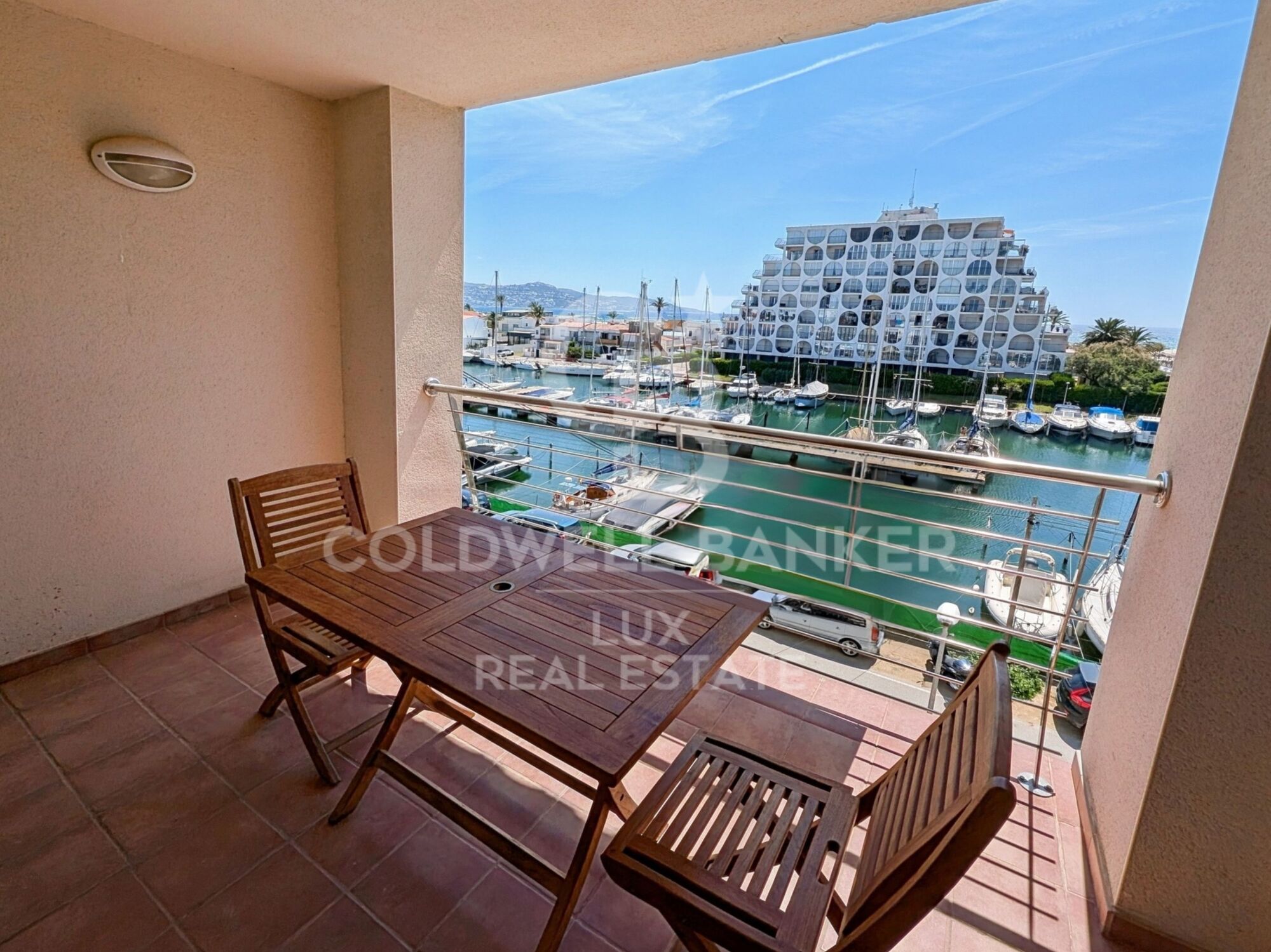 Gebäude zu verkaufen mit 3 Wohnungen und 20 m Liegeplatz in Salins, Empuriabrava