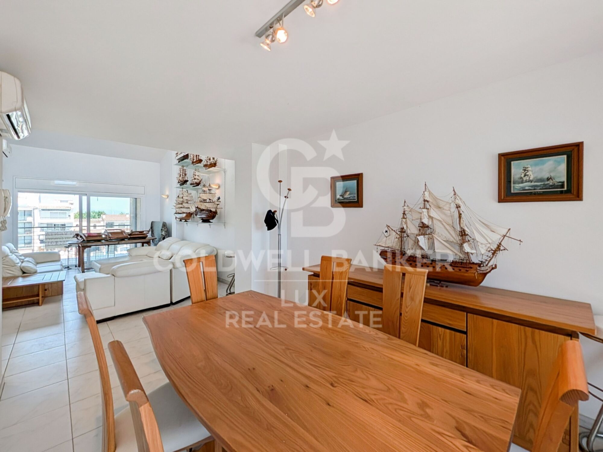 Edificio en venta de 3 apartamentos, garaje y 20 m de amarre en Salins, Empuriabrava