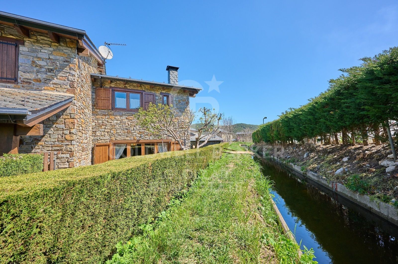 Casa adosada con jardín terraza y jardín privado