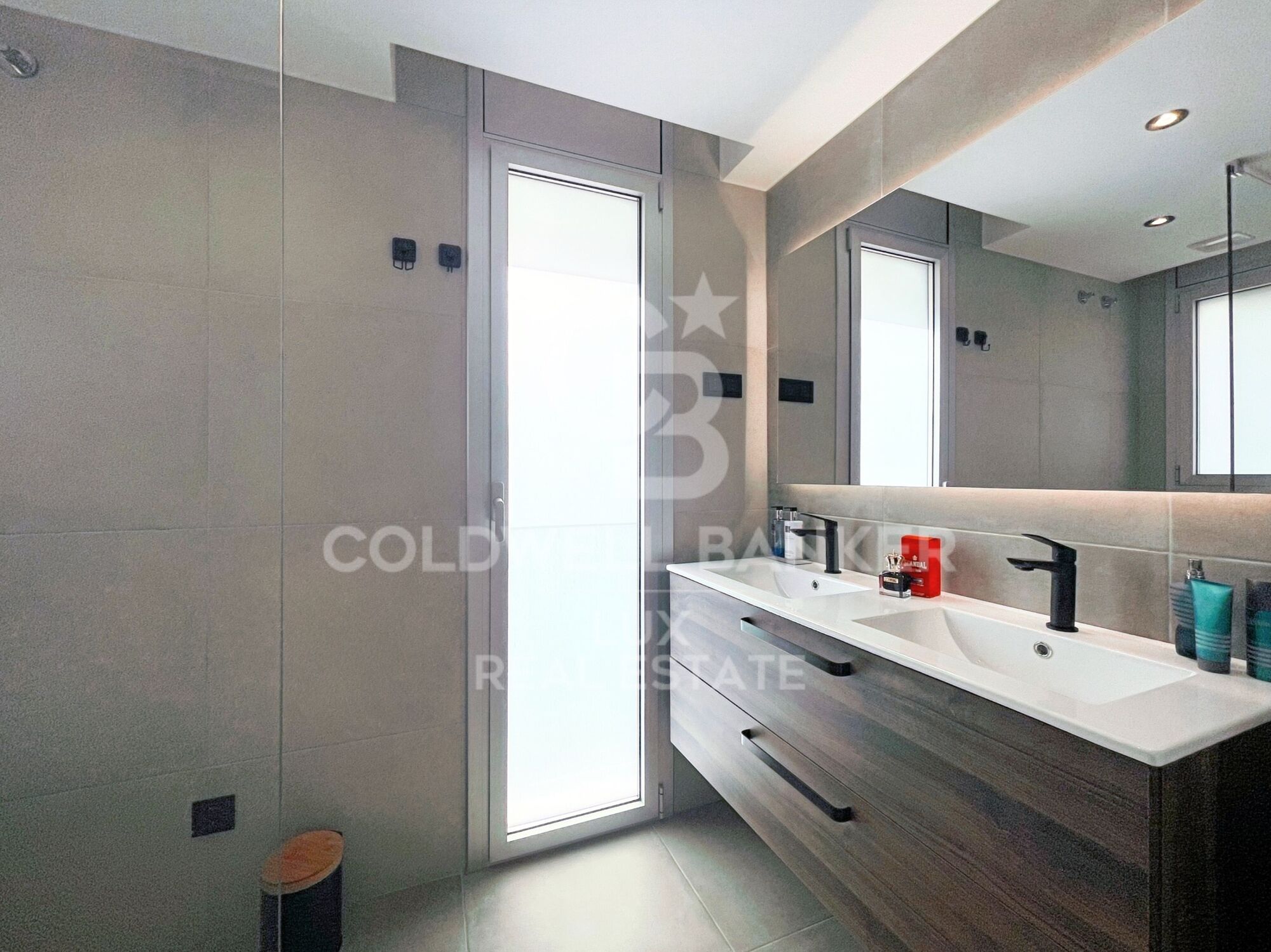 Luxuswohnung mit Parkplatz und Pool 10 Minuten vom Strand entfernt in Santa Margarita, Roses