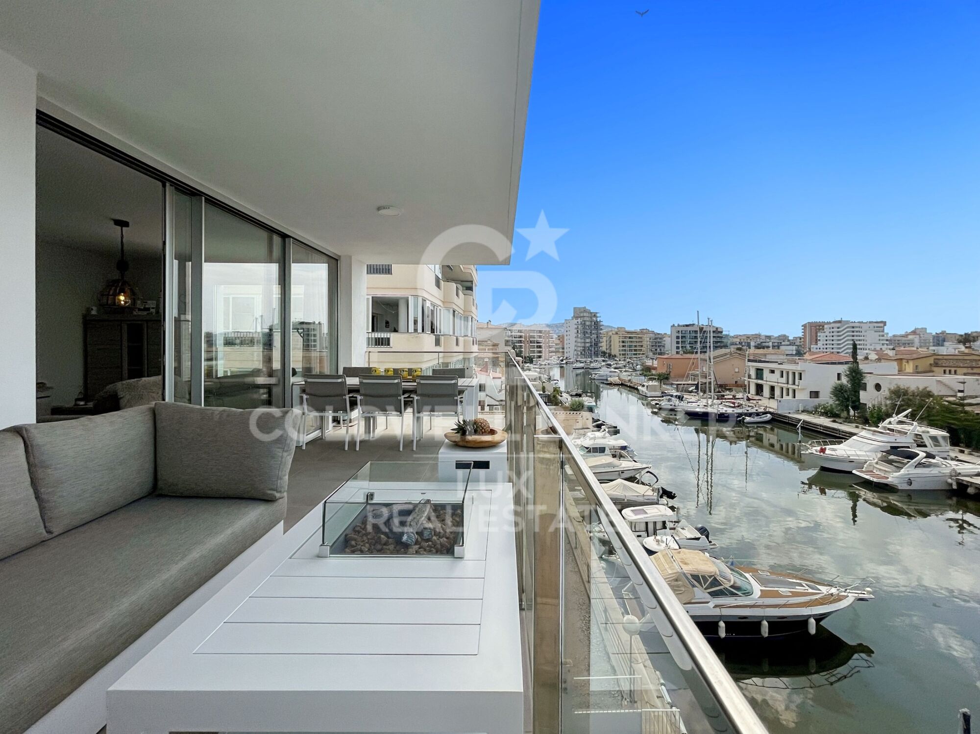 Apartamento de lujo con parking y piscina a 10 Minutos de la playa en Santa Margarita, Roses