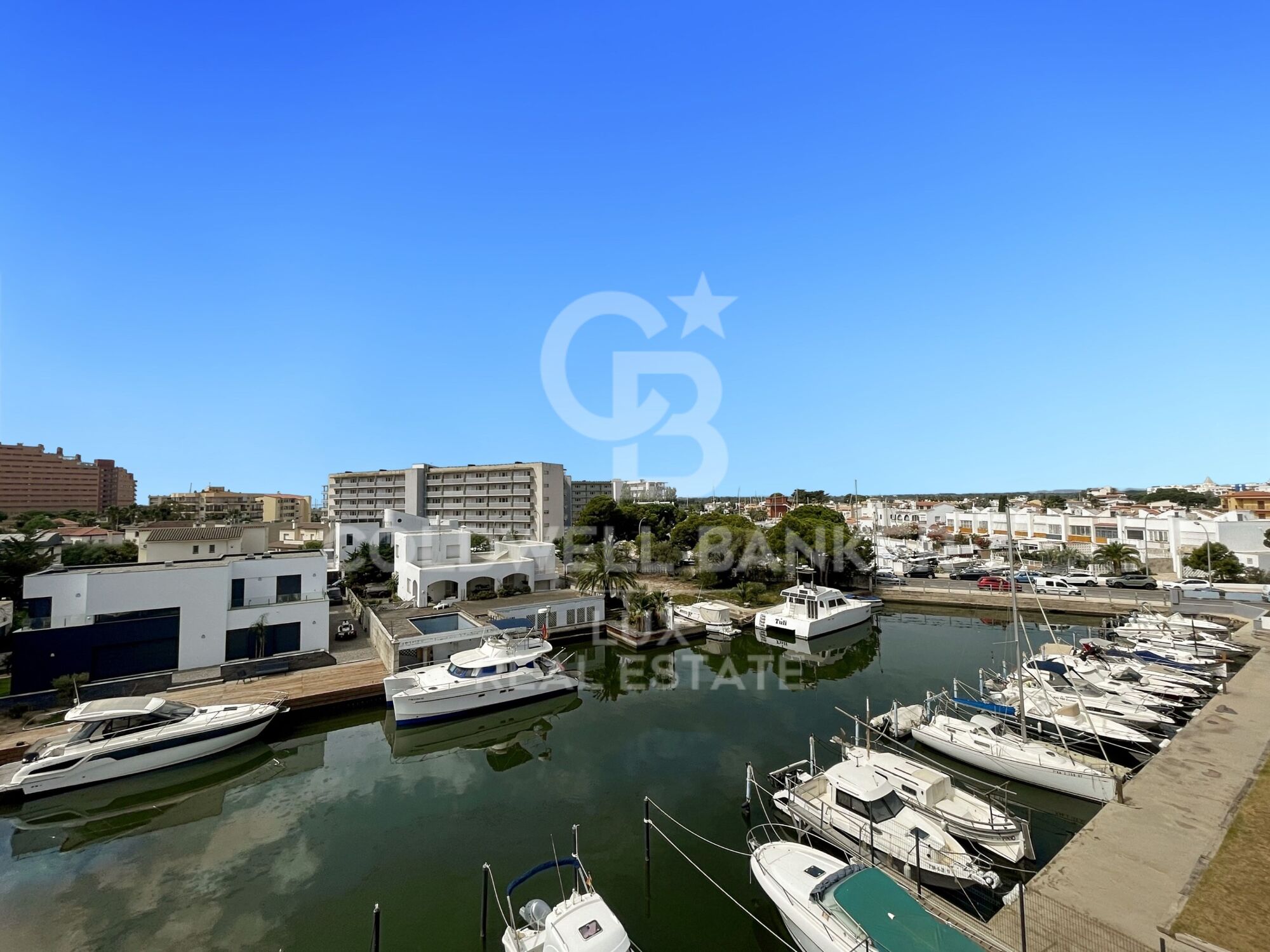 Luxury flat with parking and pool 10 minutes from the beach in Santa Margarita, Roses