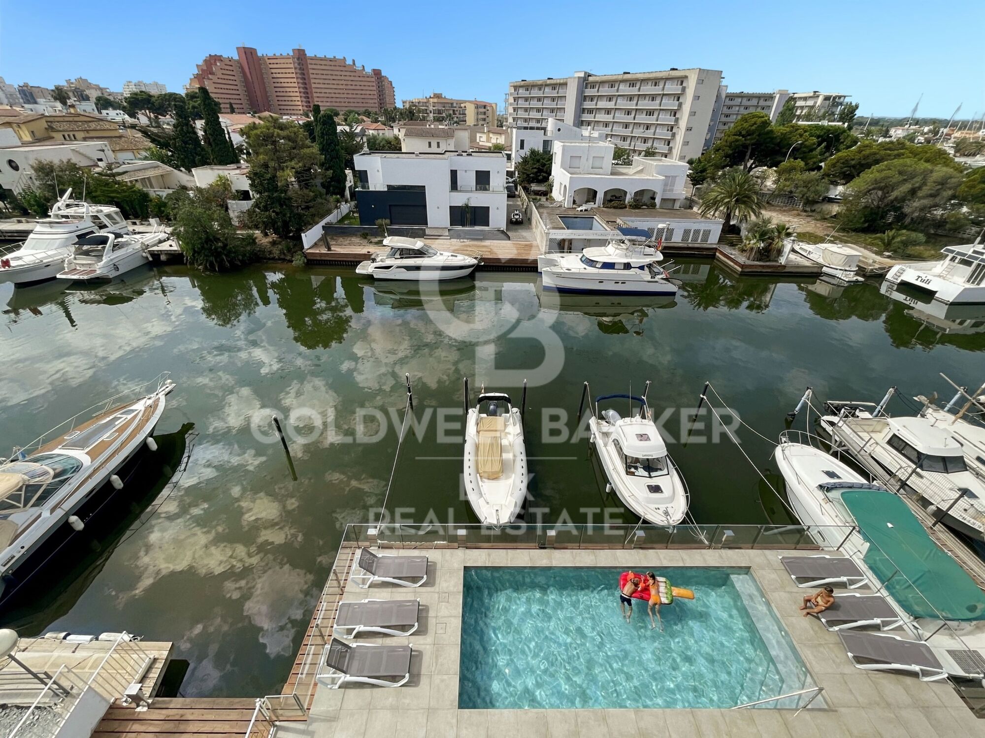Luxury flat with parking and pool 10 minutes from the beach in Santa Margarita, Roses