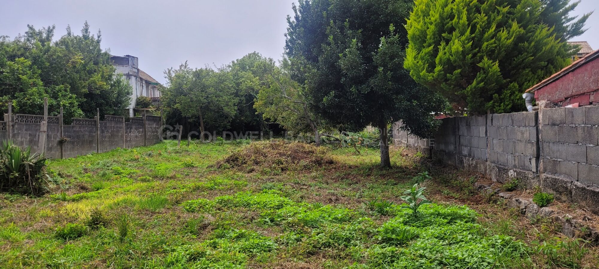 Solar Urbano de 1.306 m2 con vivienda de 267m2 a restaurar en Playa De La Calzoa, Coruxo