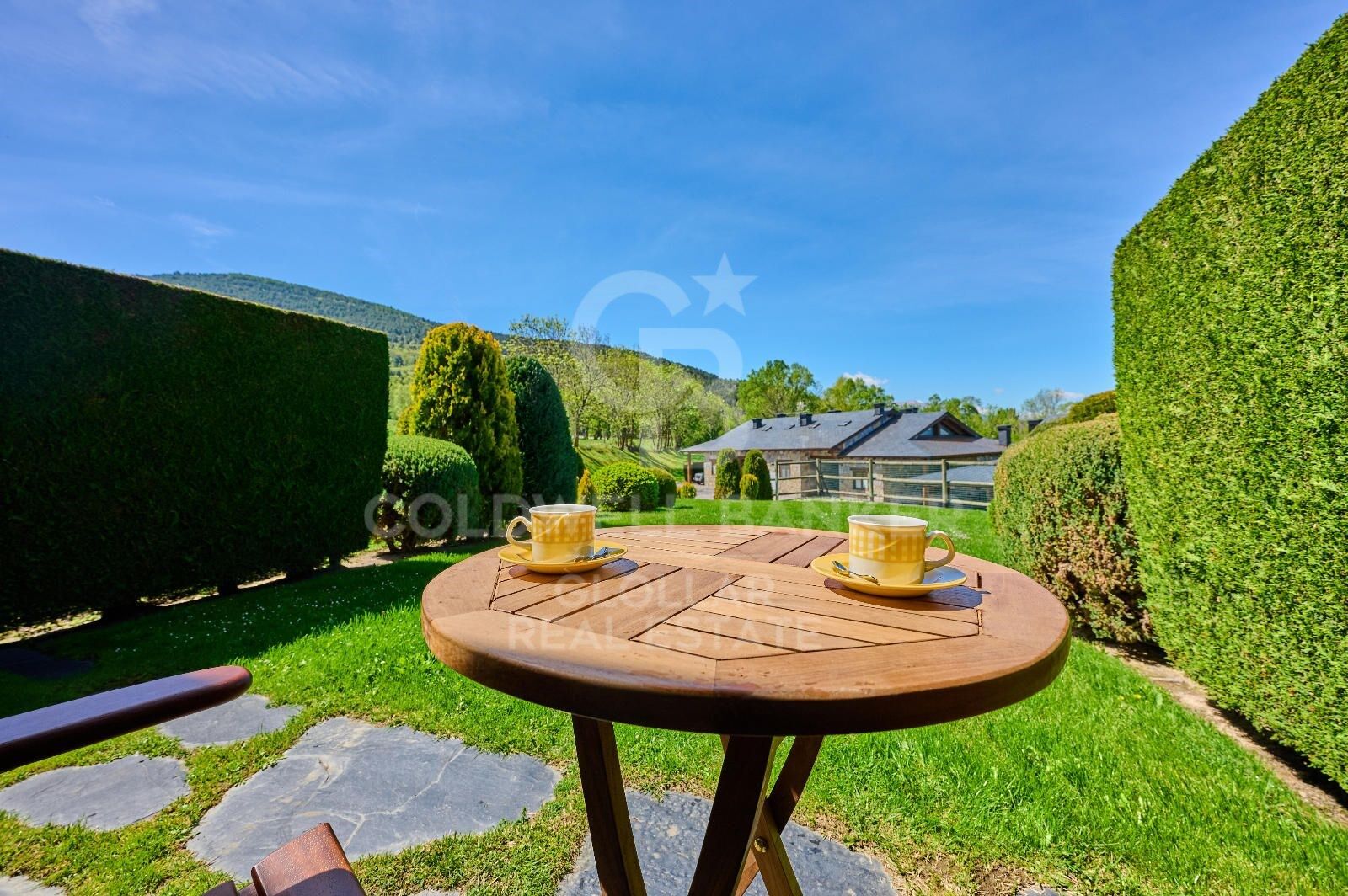 Casa adosada con jardín y vistas
