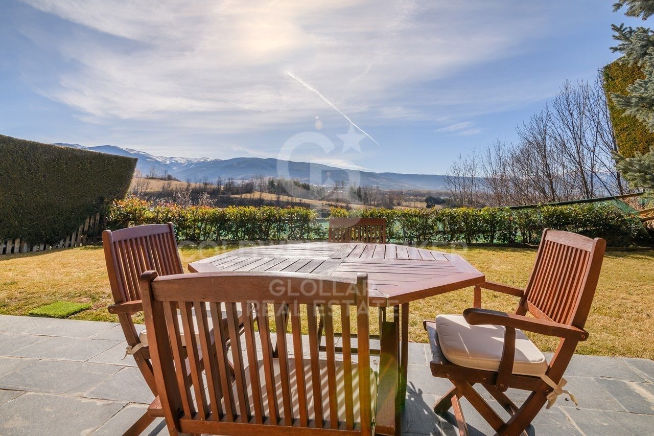 Casa esquinera con jardín privado y vistas