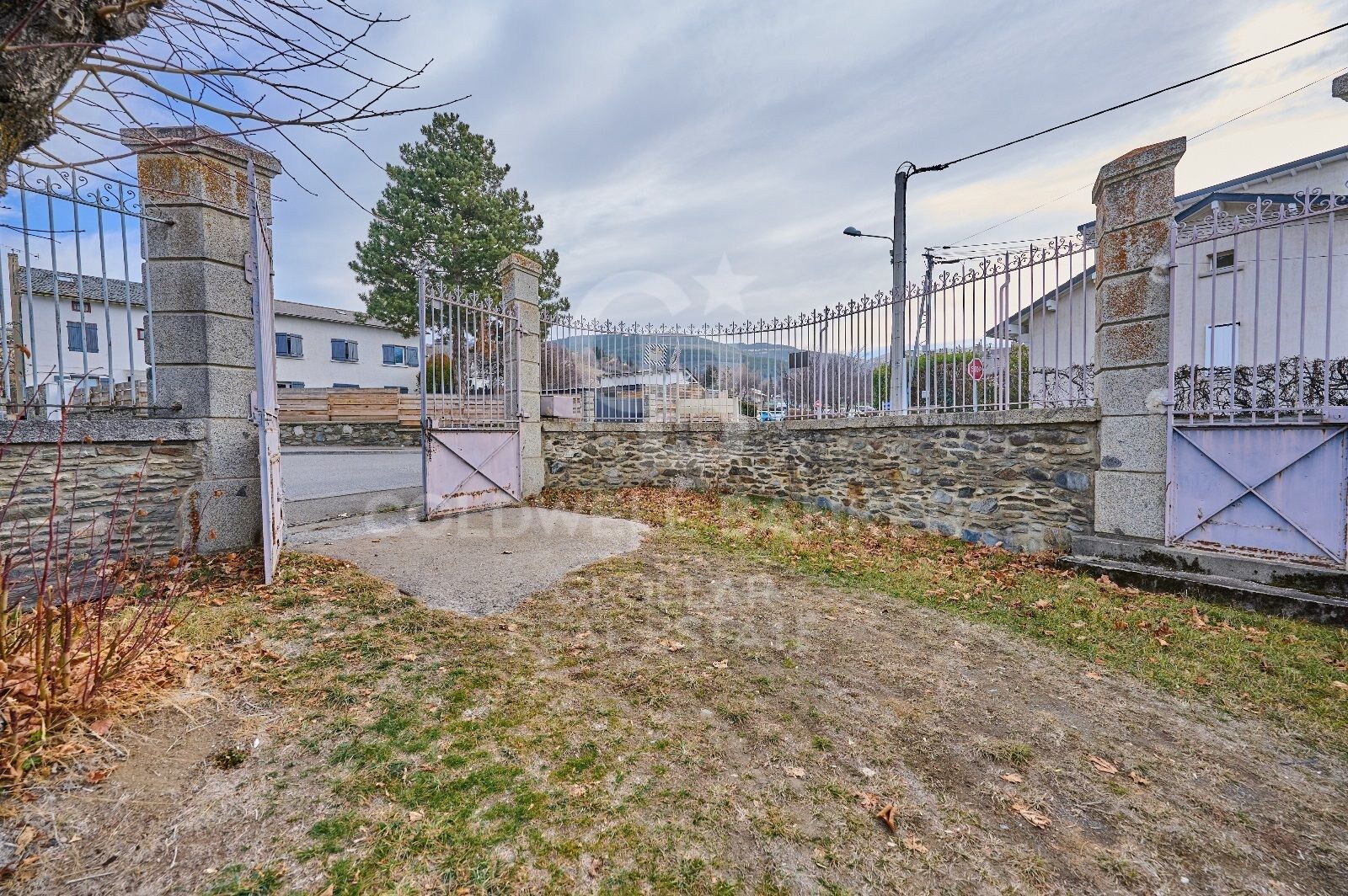 Casa de estilo señorial con gran jardín privado