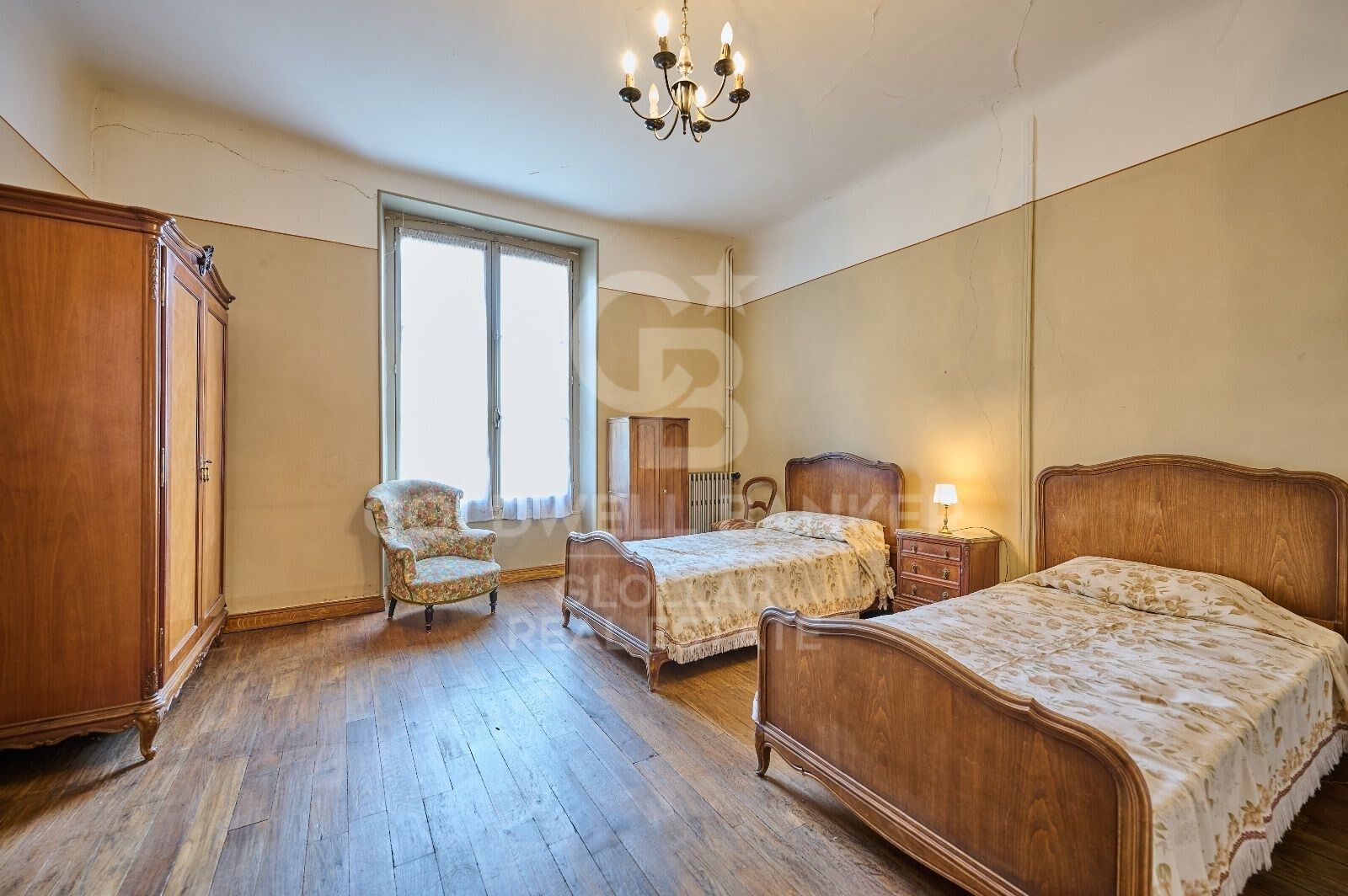 Casa de estilo señorial con gran jardín privado