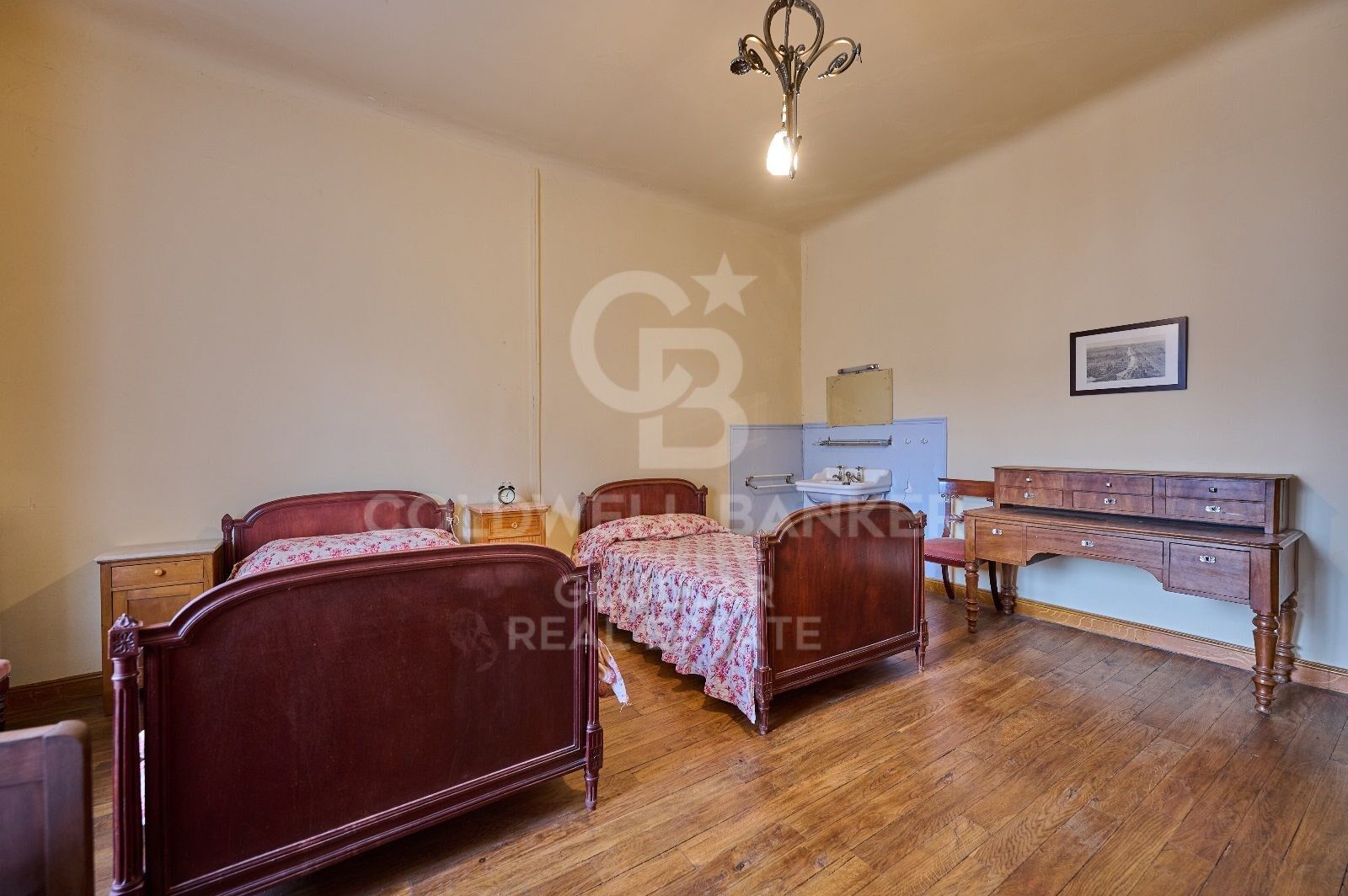 Casa de estilo señorial con gran jardín privado