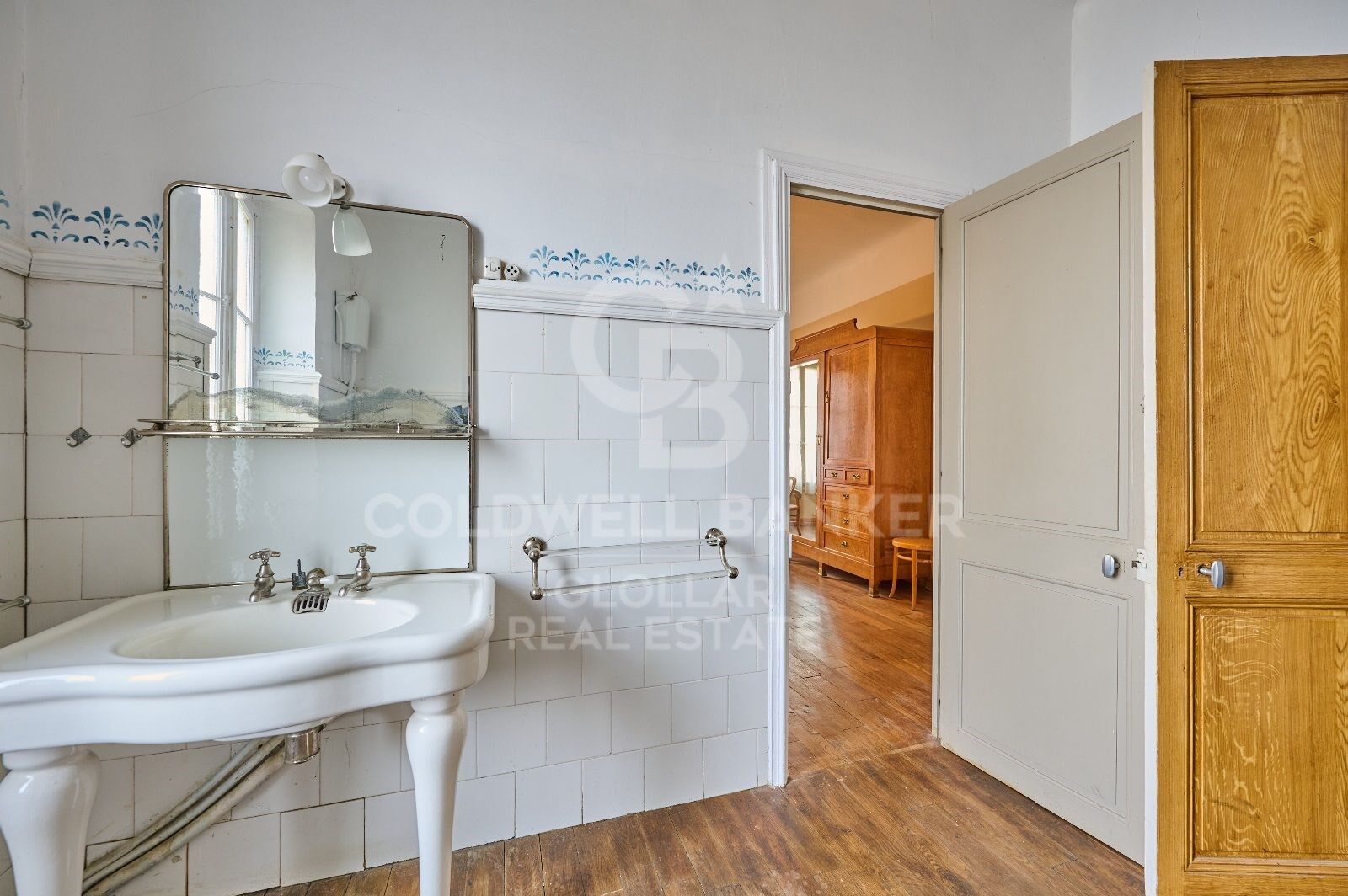 Casa de estilo señorial con gran jardín privado