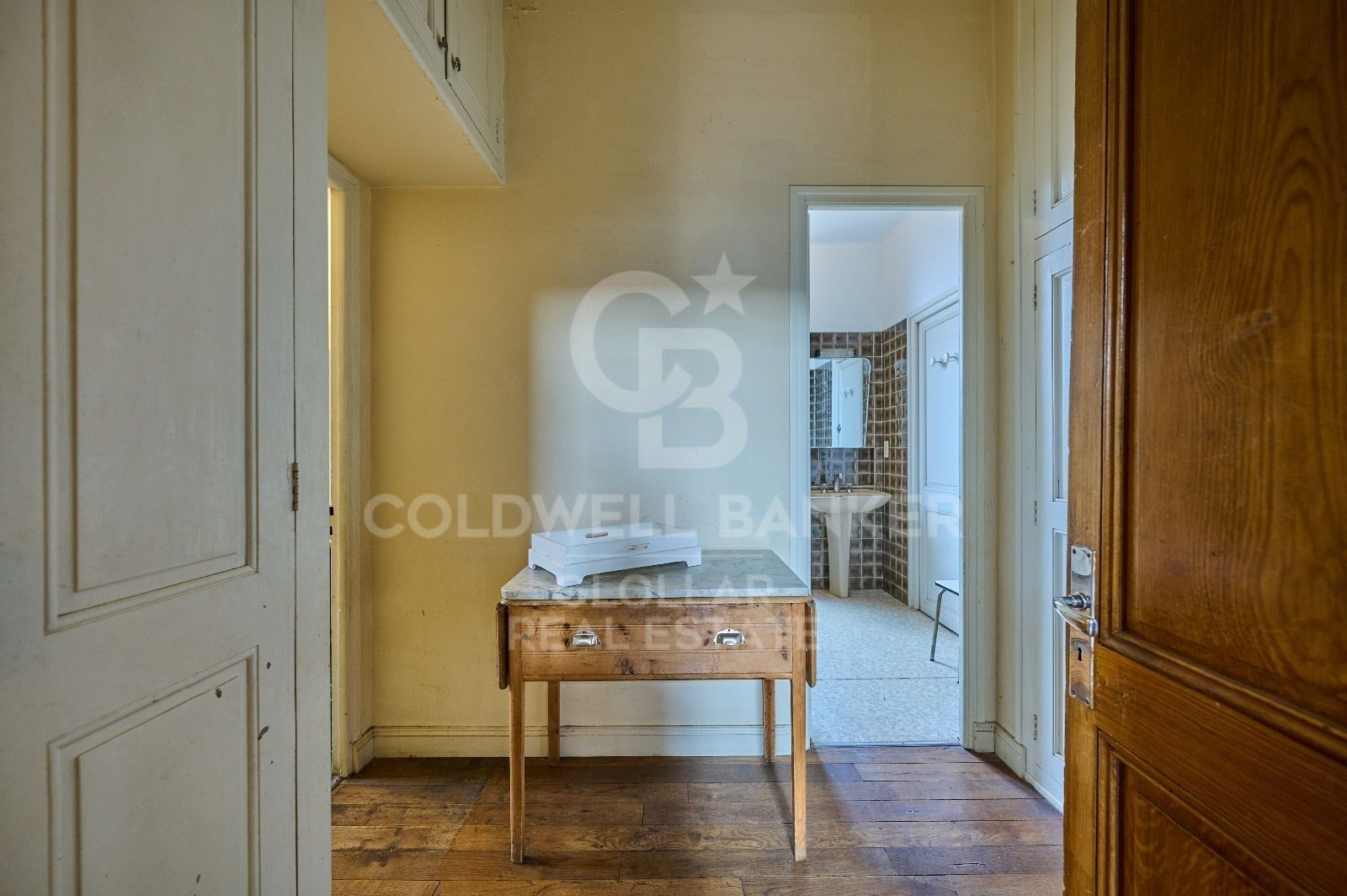 Casa de estilo señorial con gran jardín privado