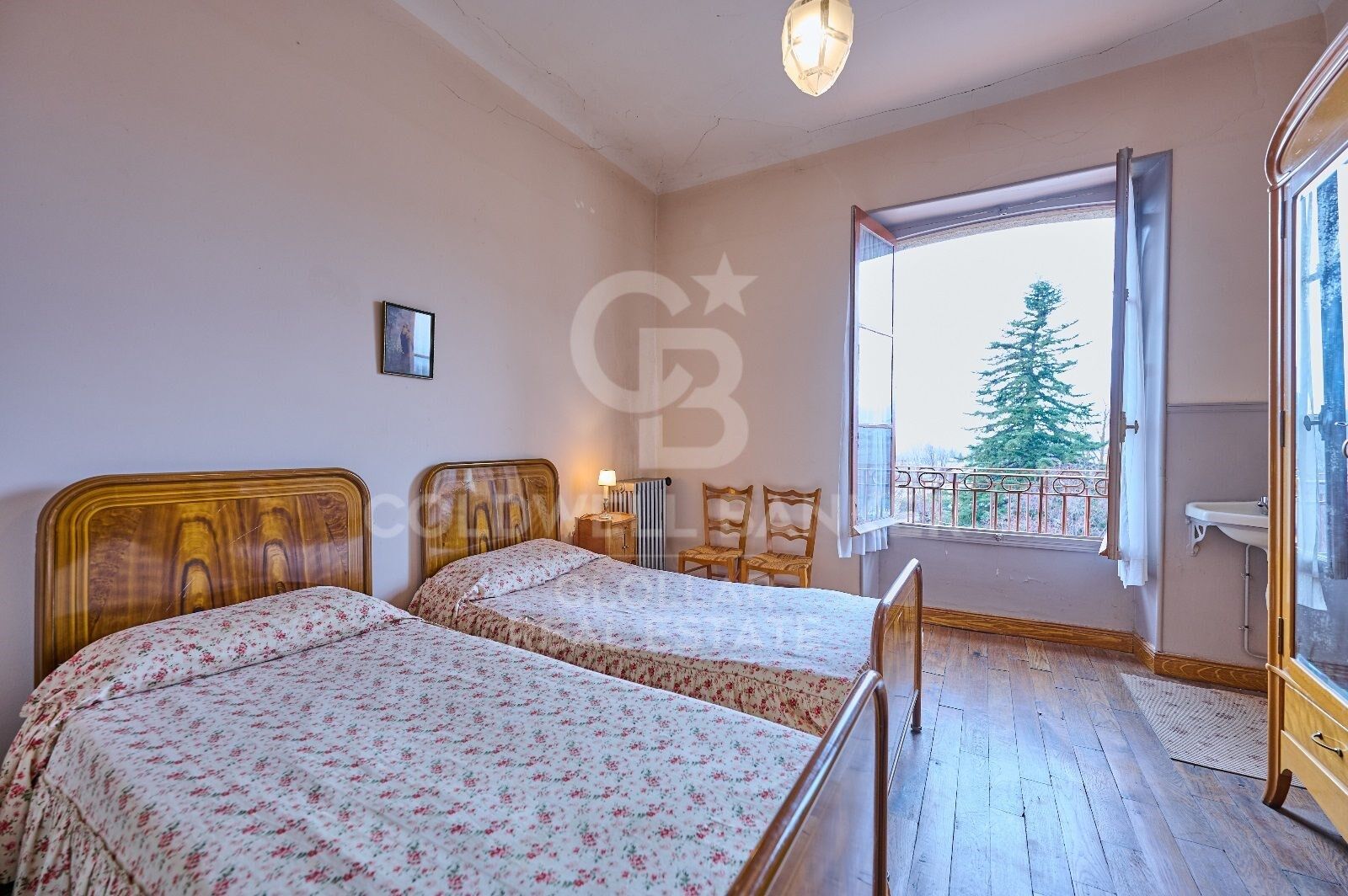 Casa de estilo señorial con gran jardín privado