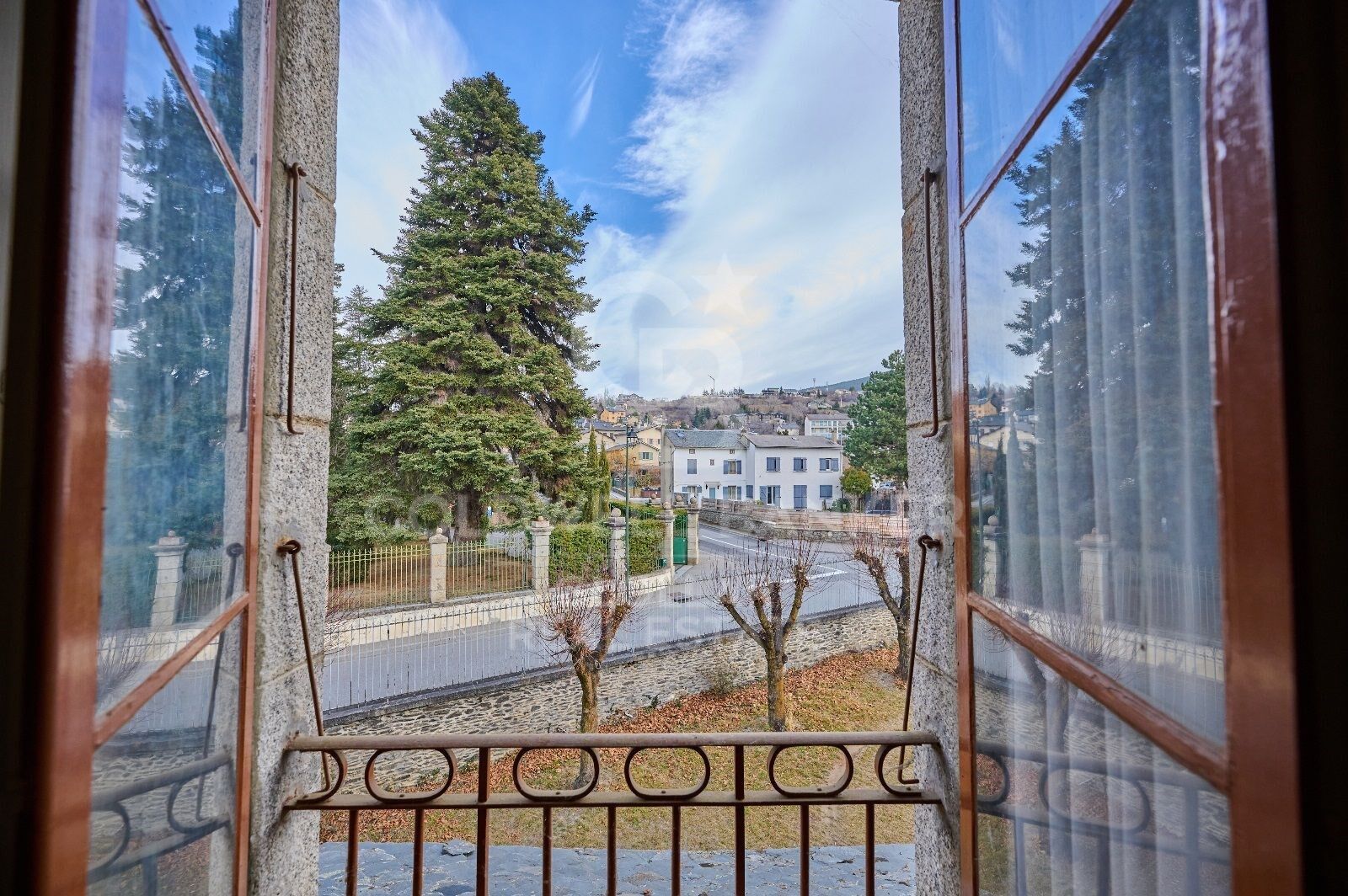 Casa de estilo señorial con gran jardín privado