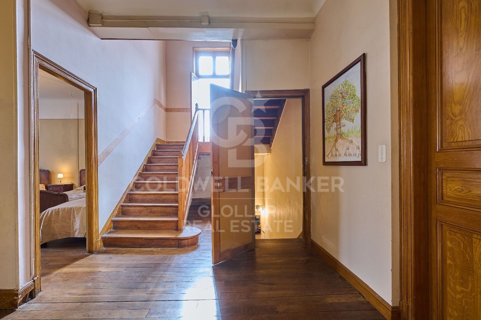 Casa de estilo señorial con gran jardín privado