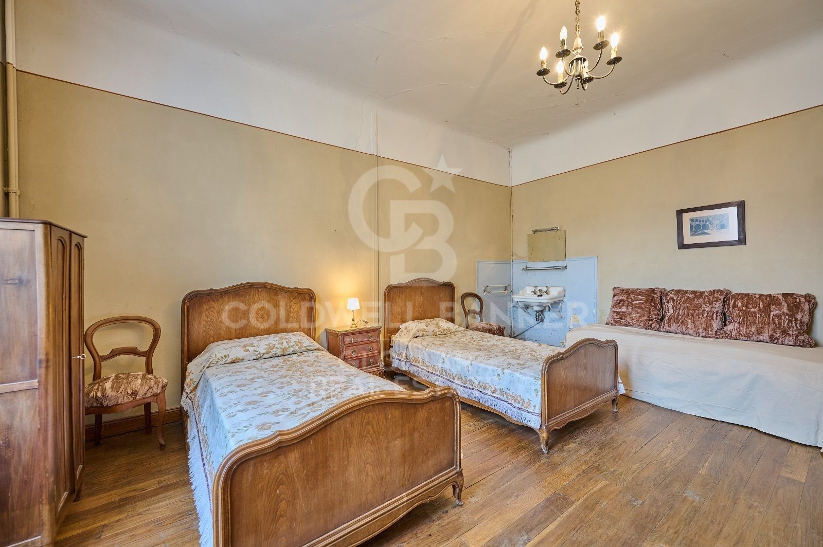 Casa de estilo señorial con gran jardín privado