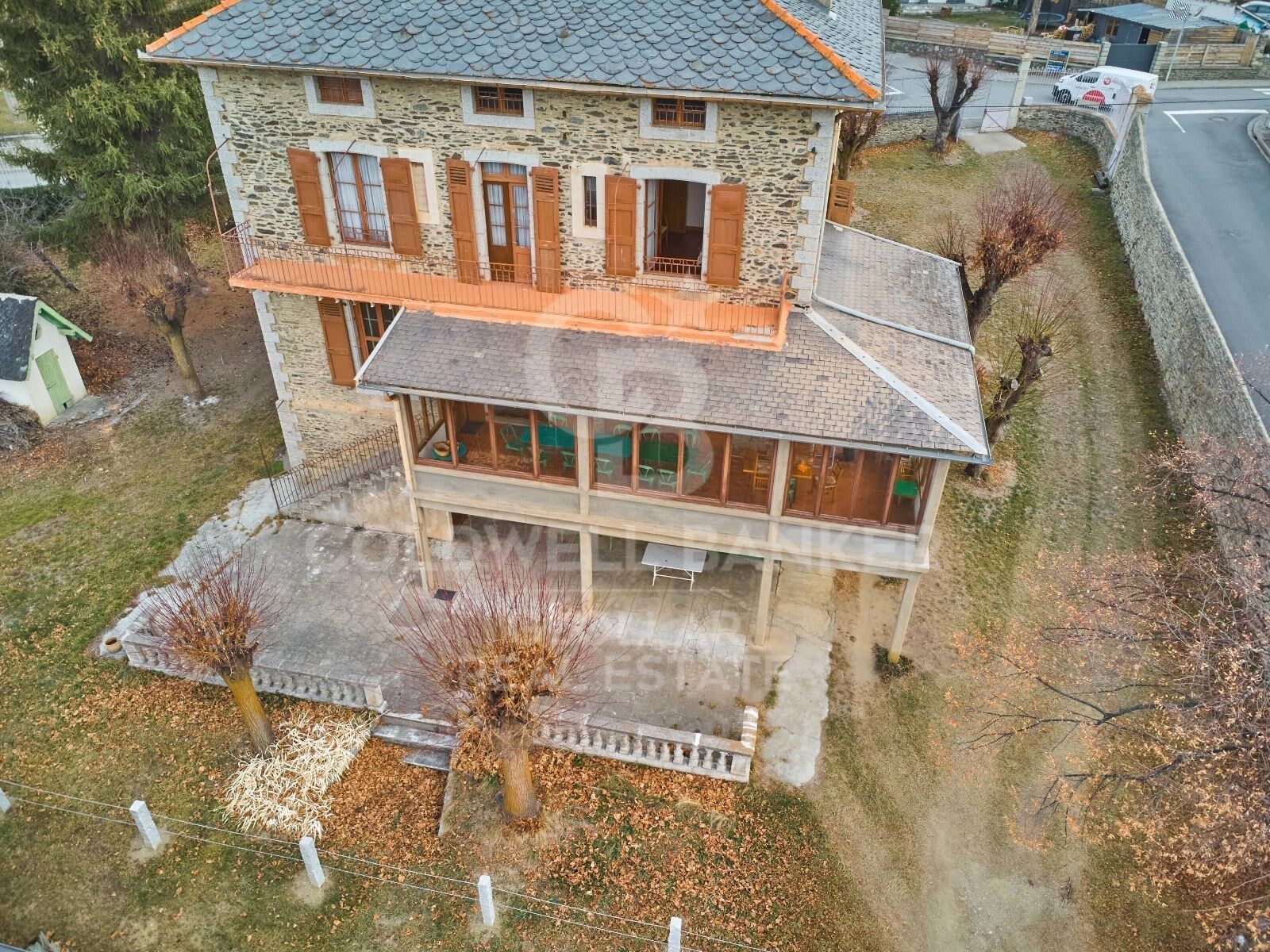 Casa de estilo señorial con gran jardín privado