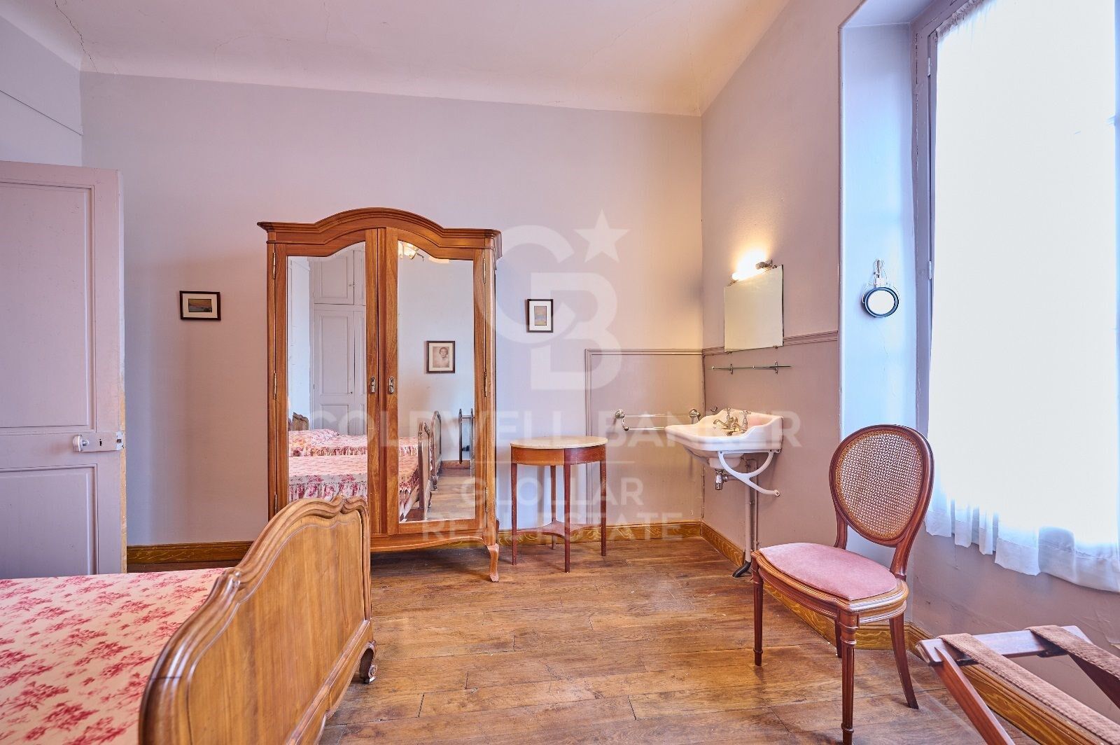 Casa de estilo señorial con gran jardín privado