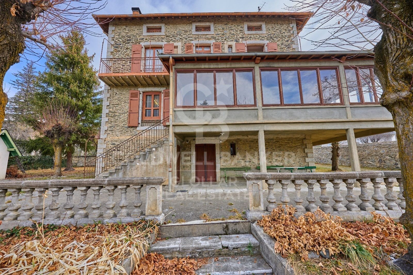 Casa de estilo señorial con gran jardín privado