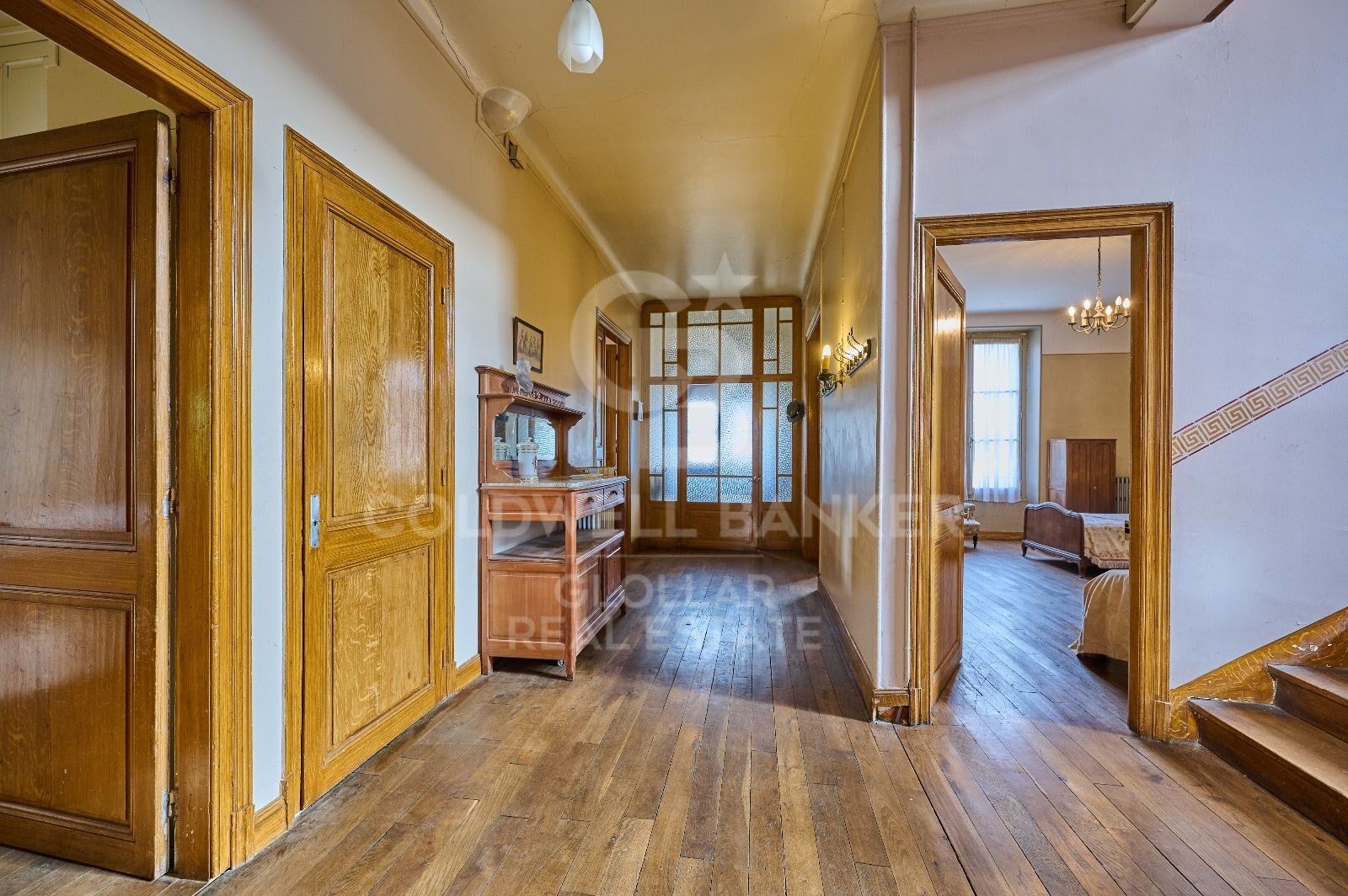 Casa de estilo señorial con gran jardín privado