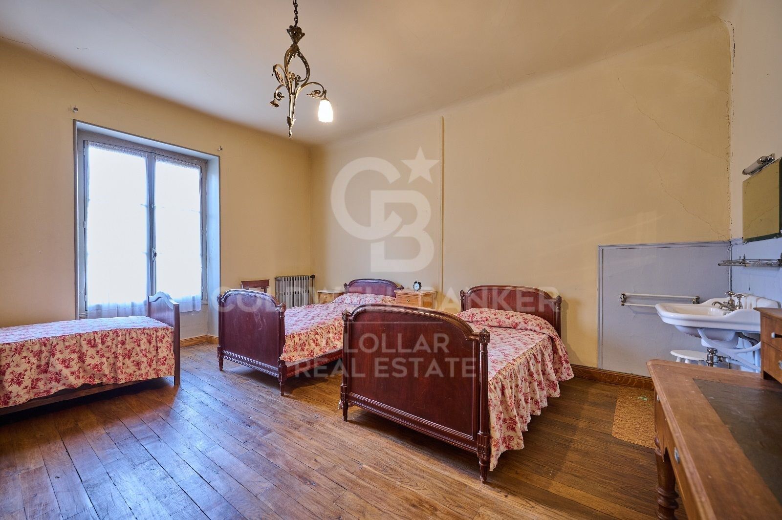 Casa de estilo señorial con gran jardín privado