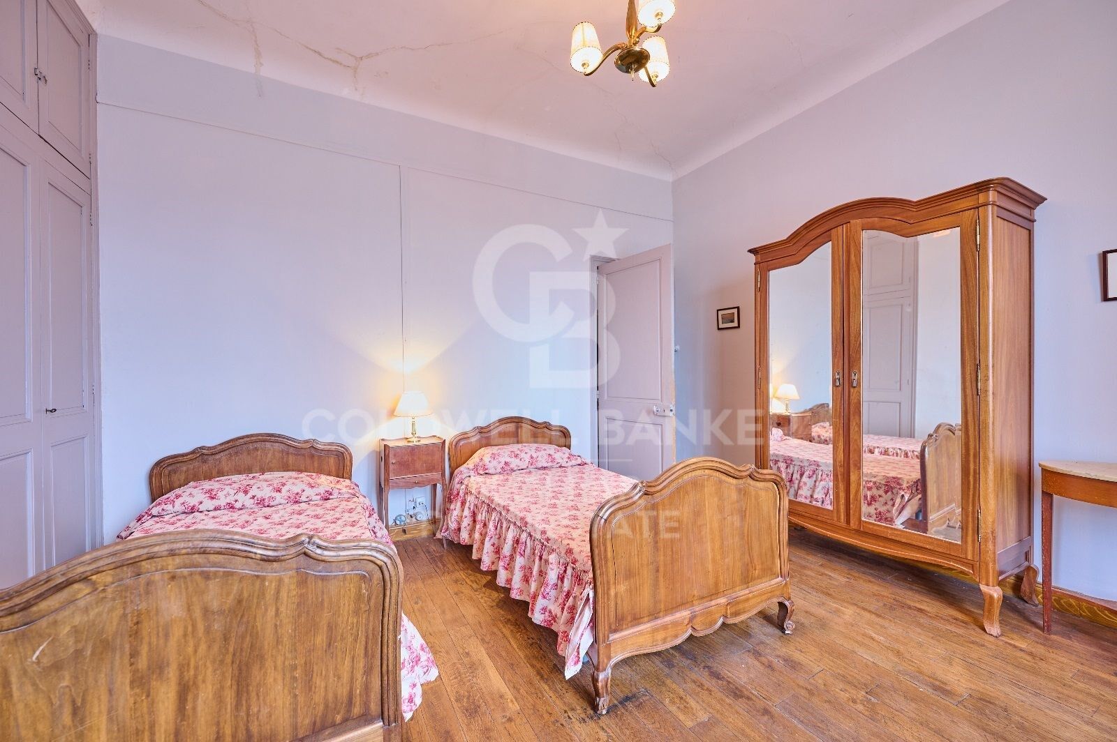 Casa de estilo señorial con gran jardín privado