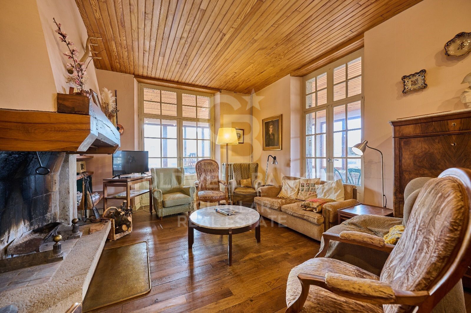 Casa de estilo señorial con gran jardín privado