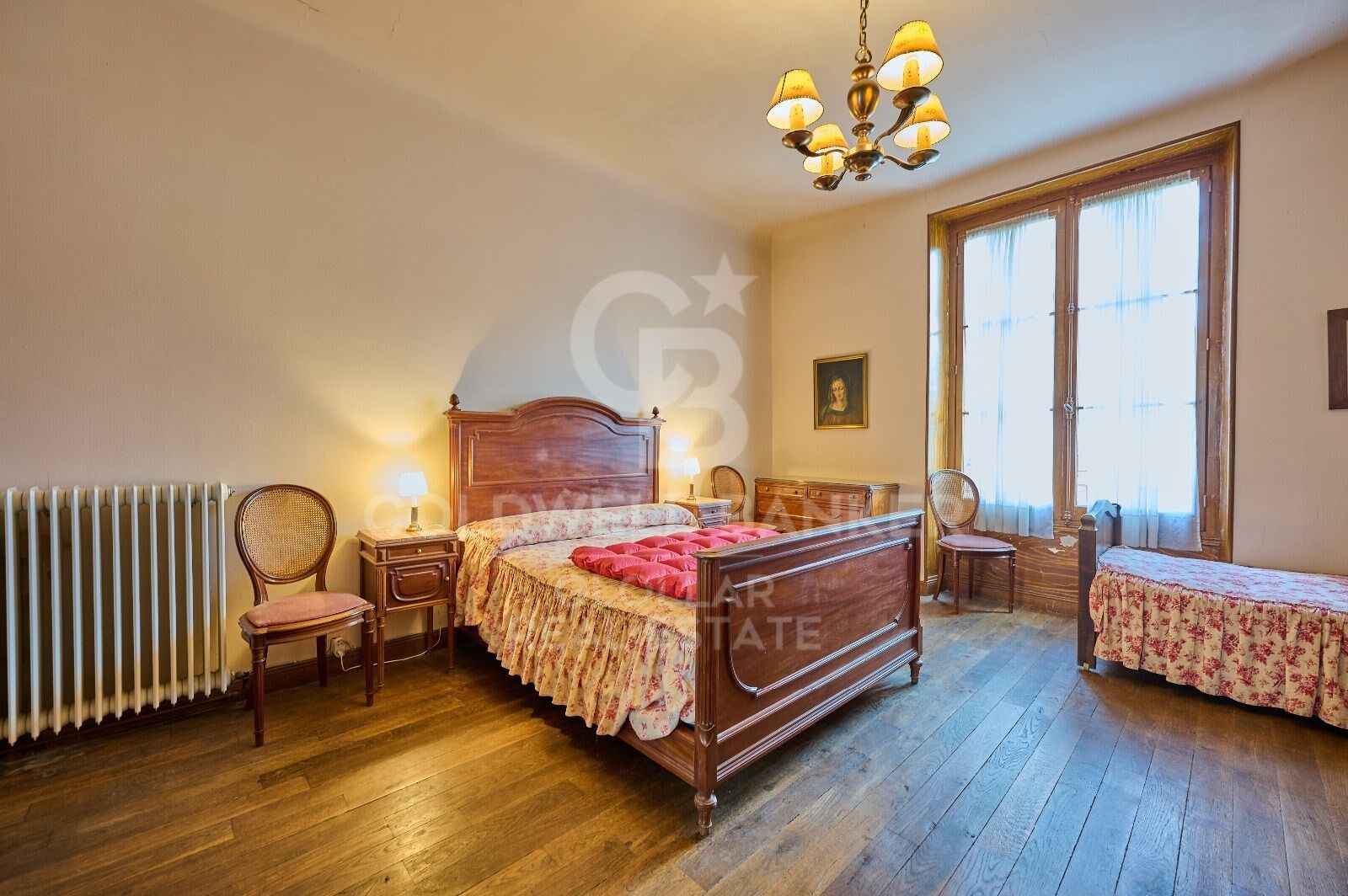 Casa de estilo señorial con gran jardín privado