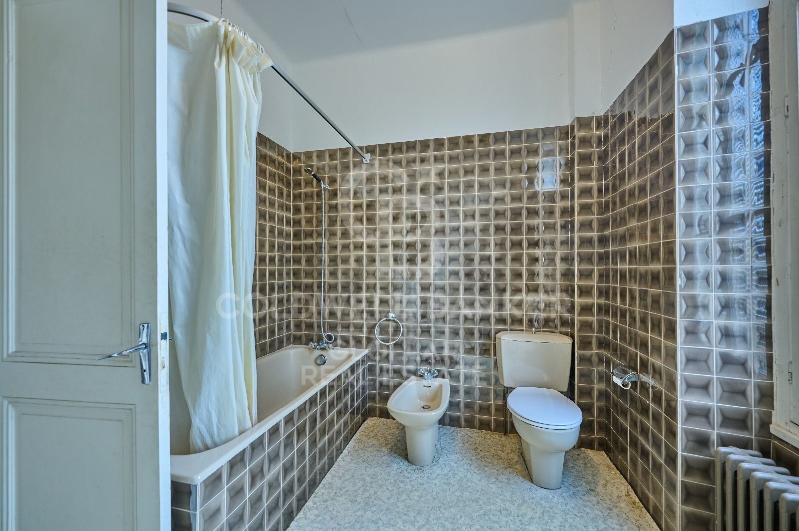 Casa de estilo señorial con gran jardín privado