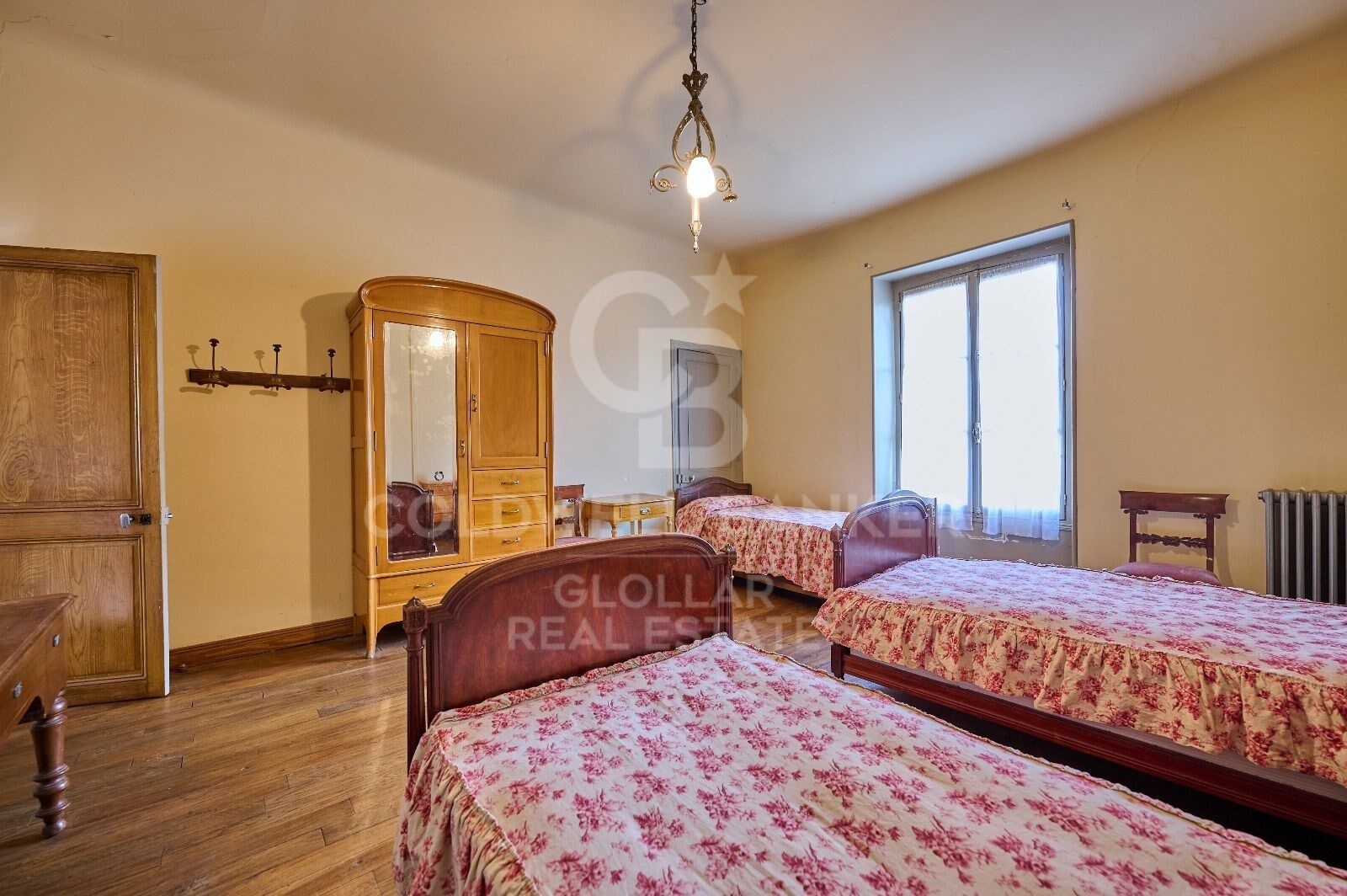 Casa de estilo señorial con gran jardín privado