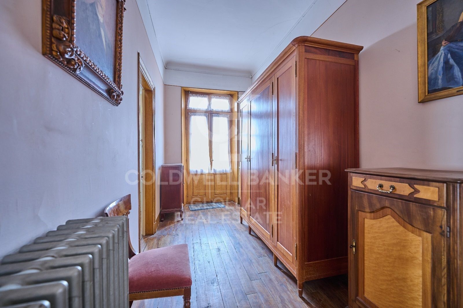 Casa de estilo señorial con gran jardín privado