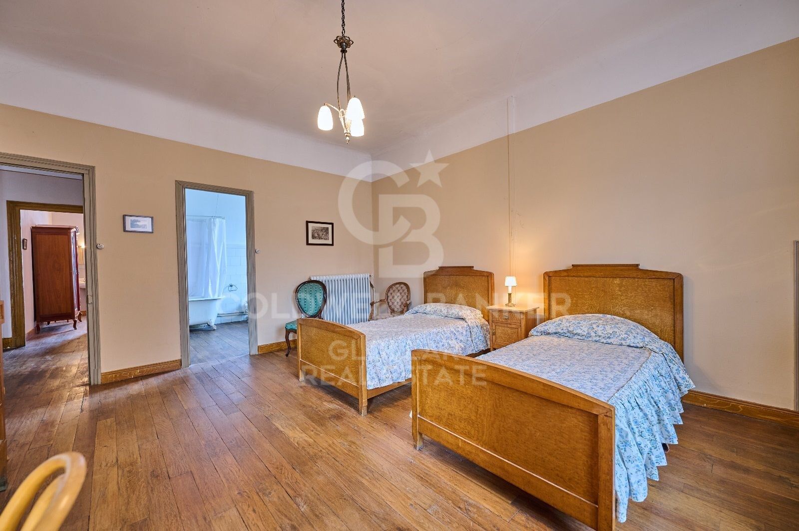 Casa de estilo señorial con gran jardín privado