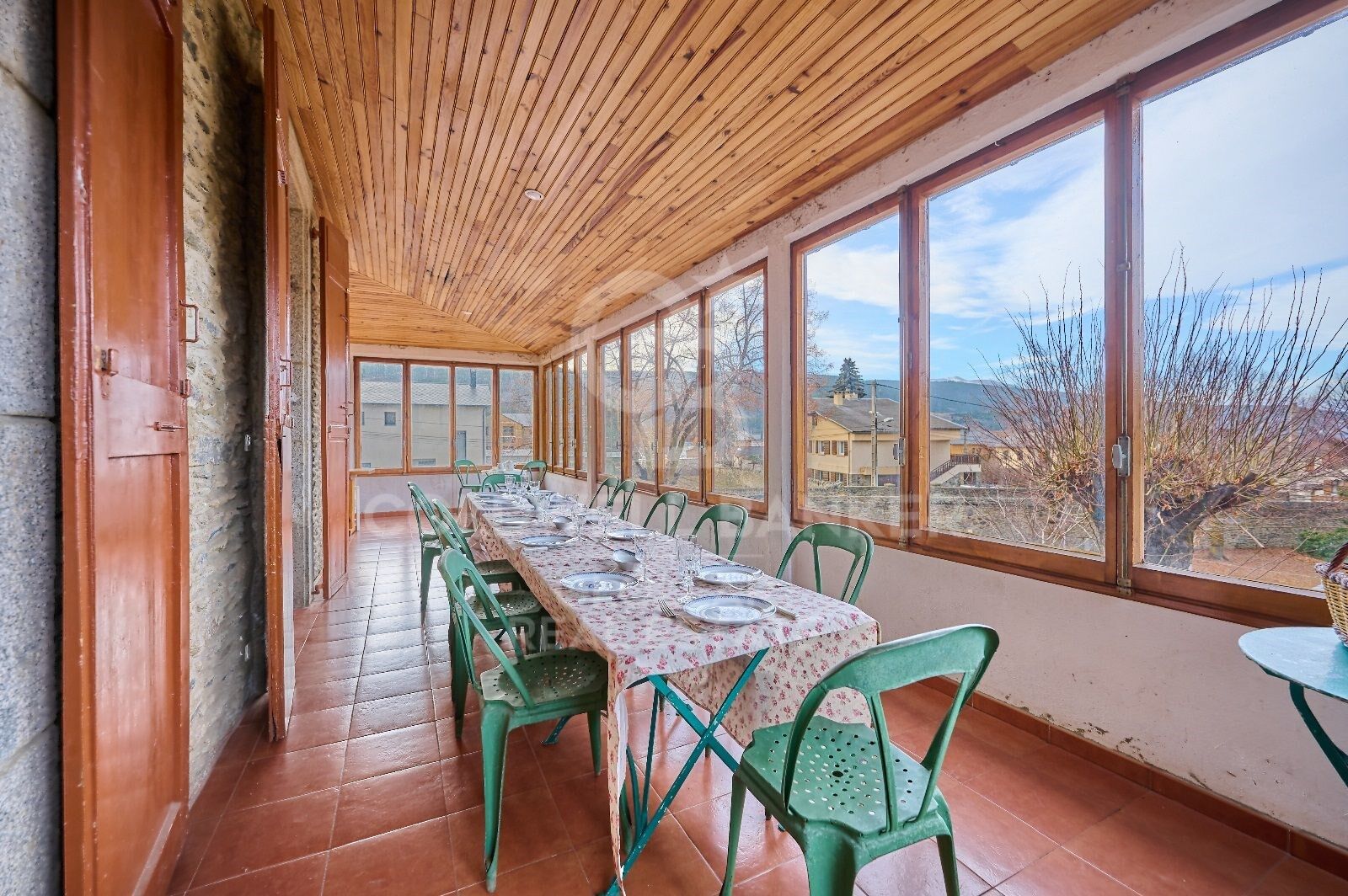 Casa de estilo señorial con gran jardín privado