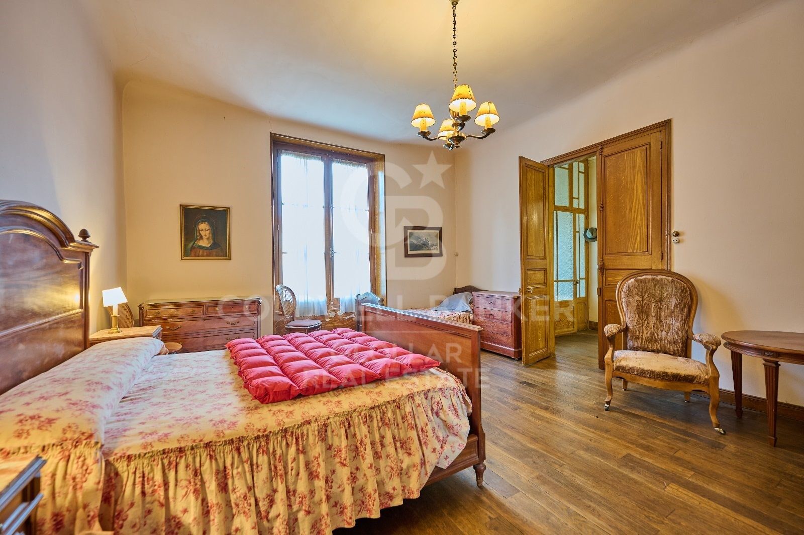 Casa de estilo señorial con gran jardín privado