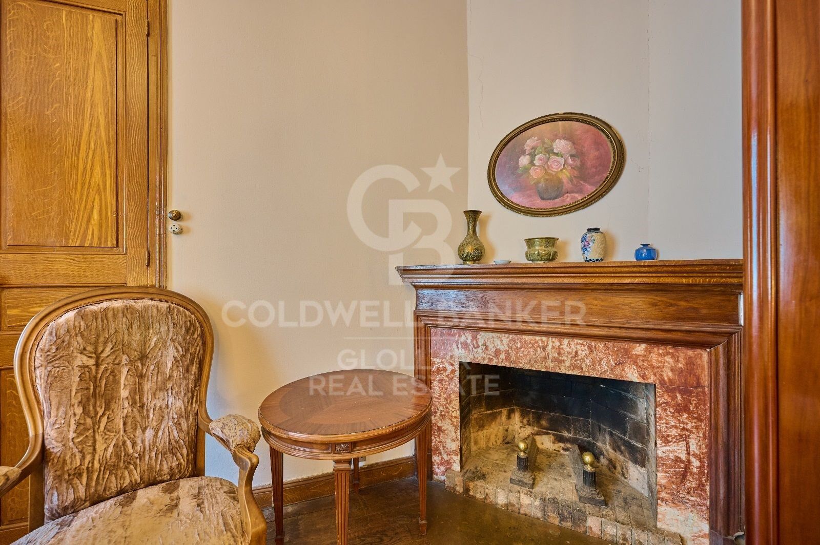 Casa de estilo señorial con gran jardín privado