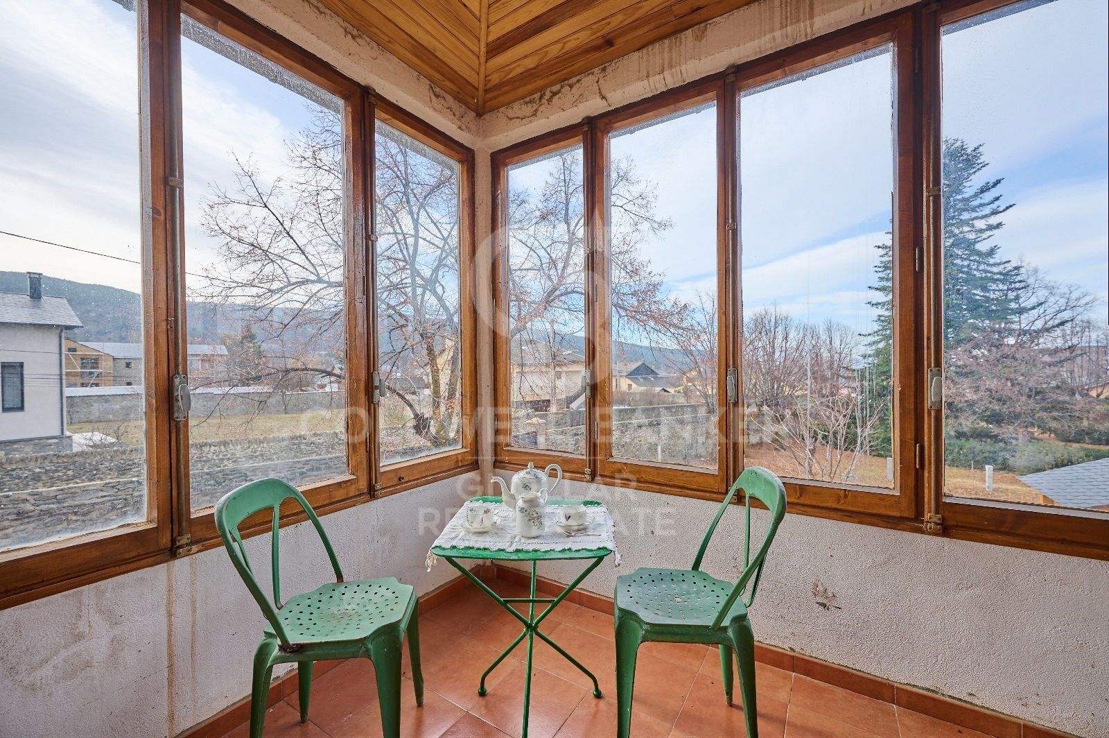 Casa de estilo señorial con gran jardín privado