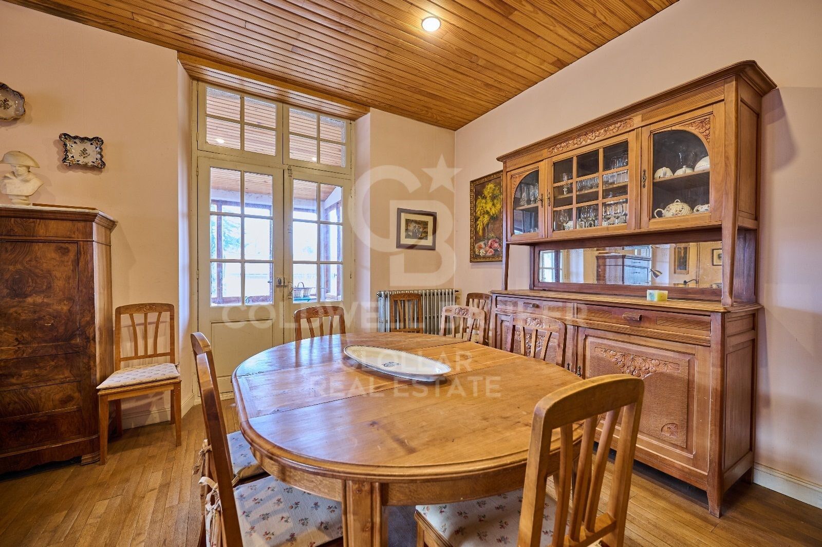 Casa de estilo señorial con gran jardín privado