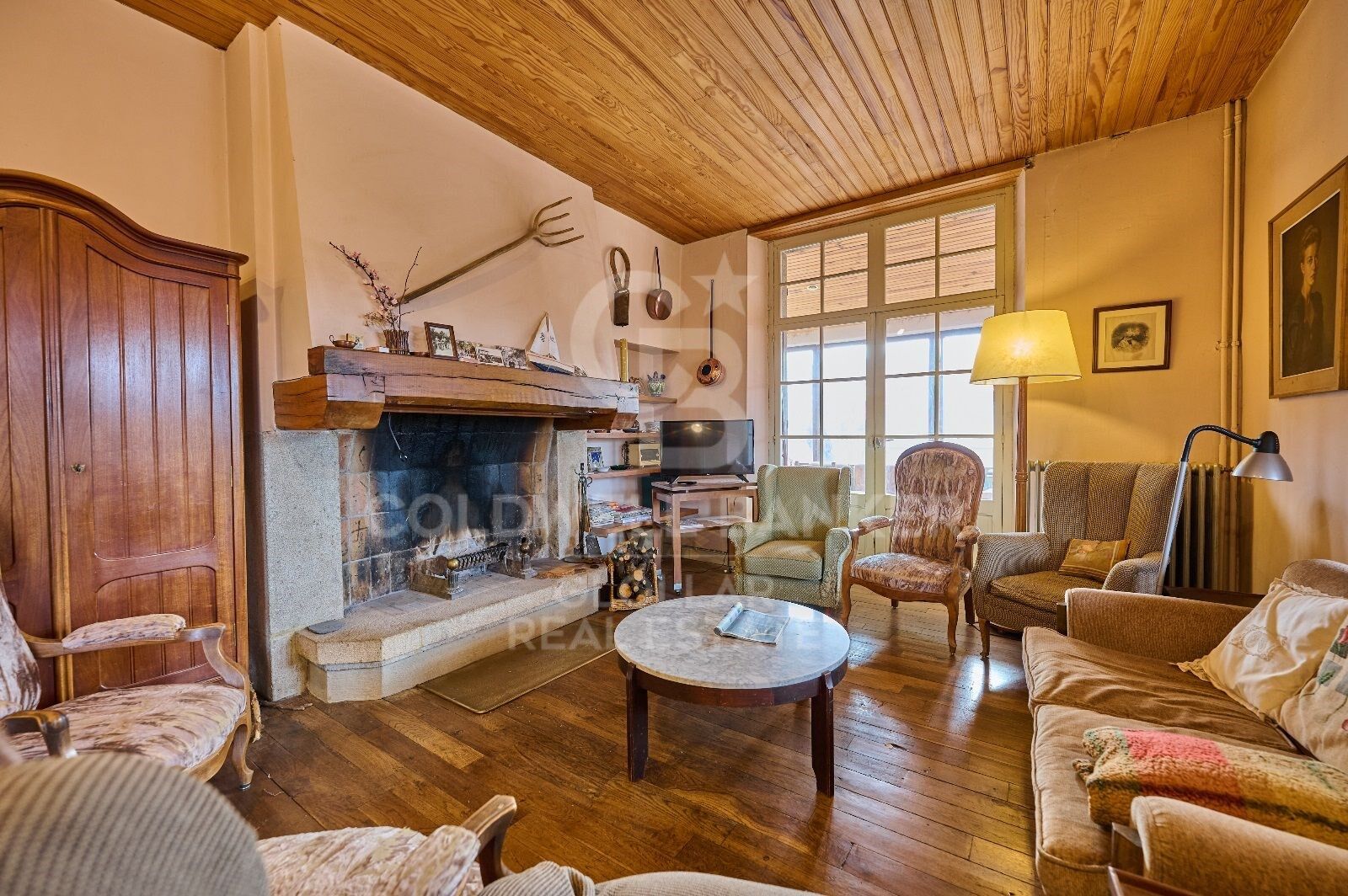 Casa de estilo señorial con gran jardín privado