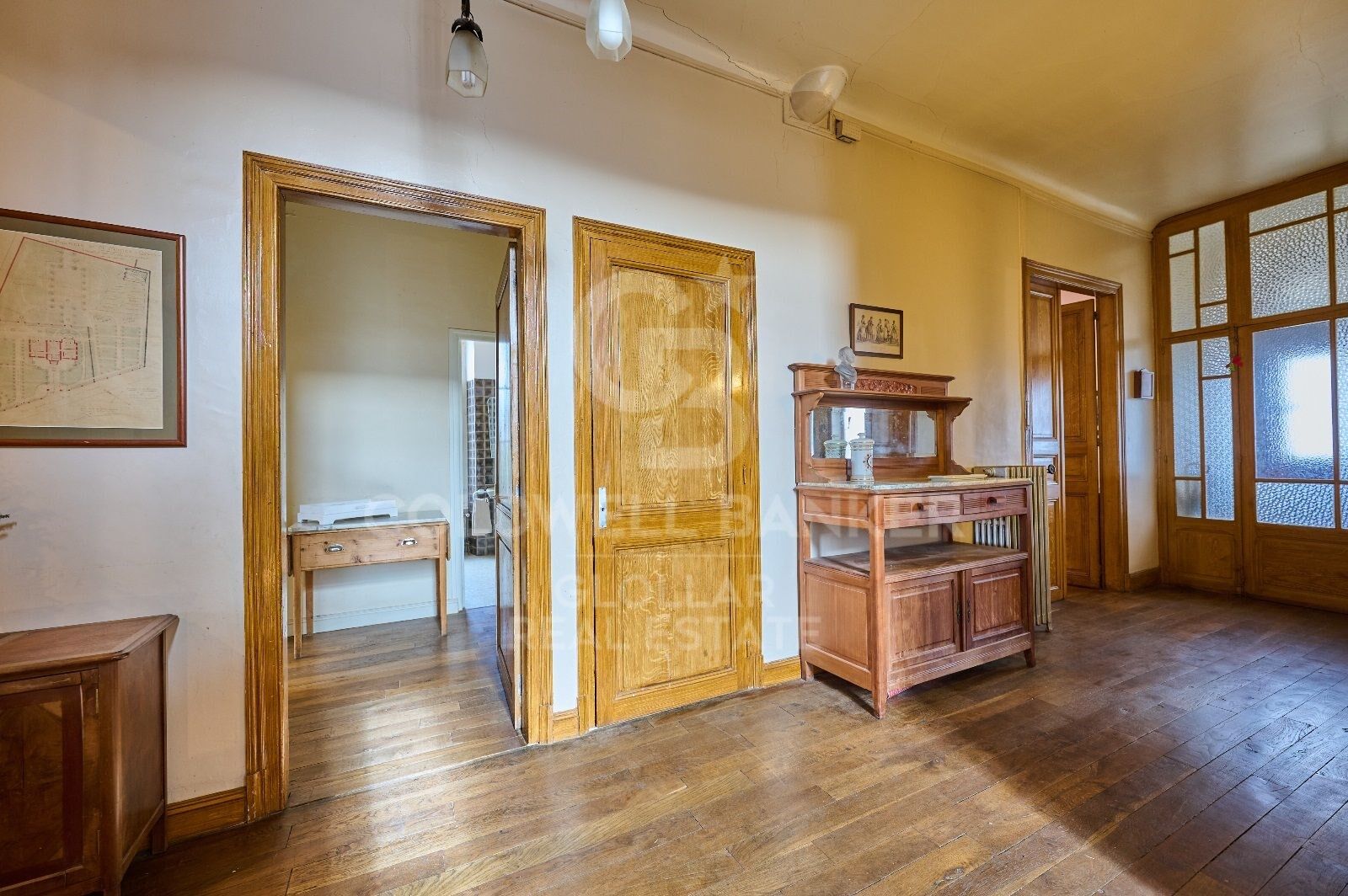 Casa de estilo señorial con gran jardín privado