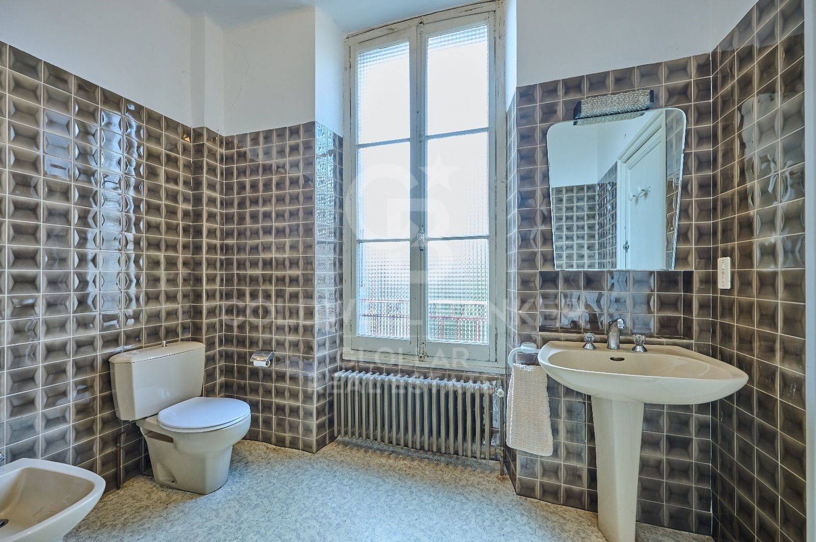 Casa de estilo señorial con gran jardín privado