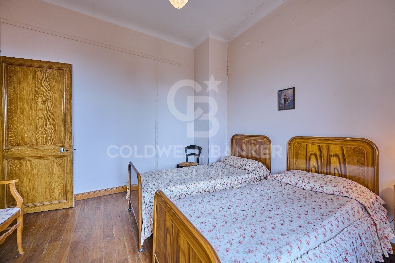 Casa de estilo señorial con gran jardín privado