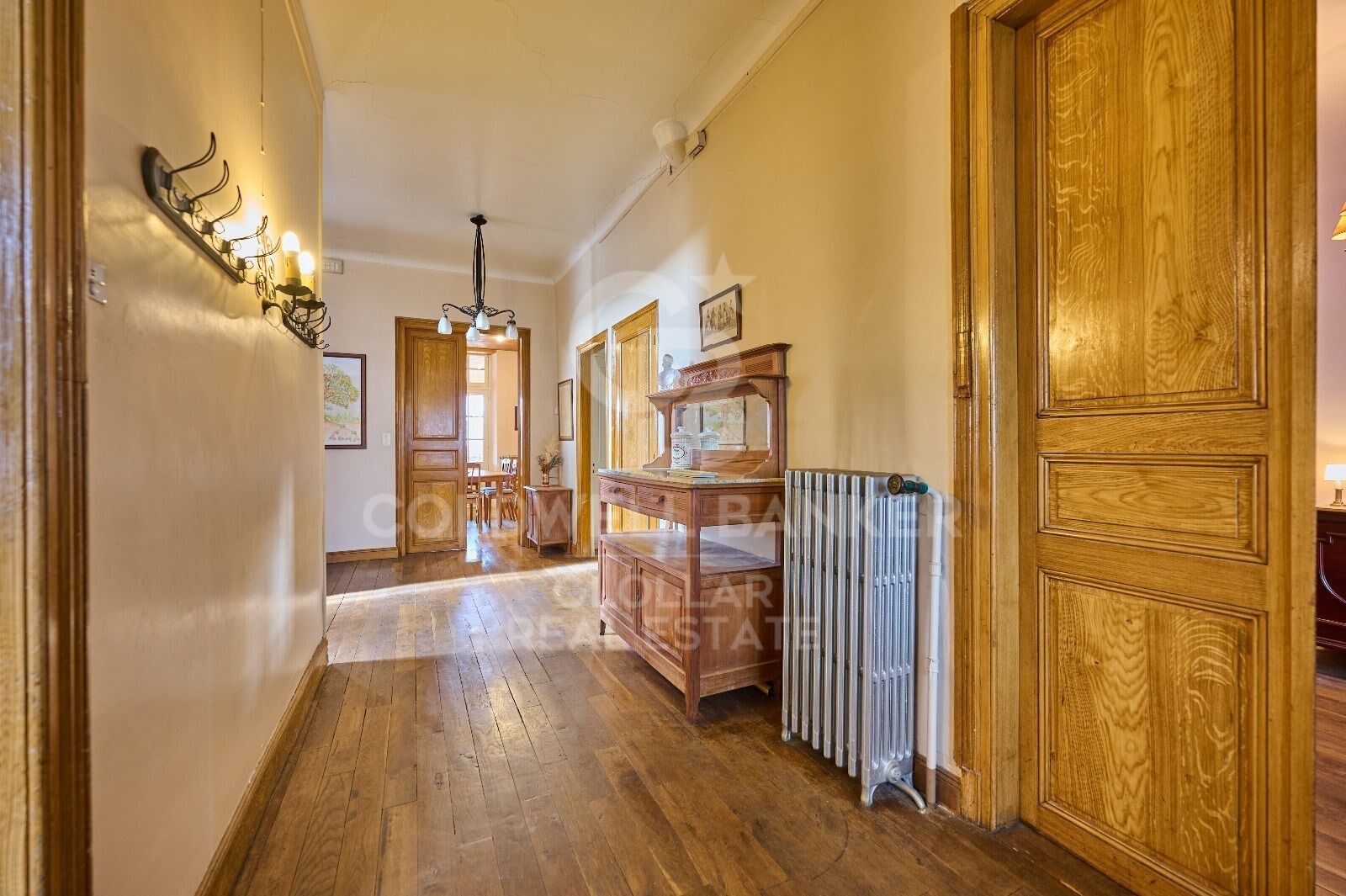Casa de estilo señorial con gran jardín privado