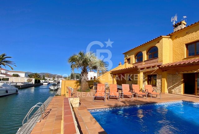 Villa with 12.5m mooring close to town centre and beach