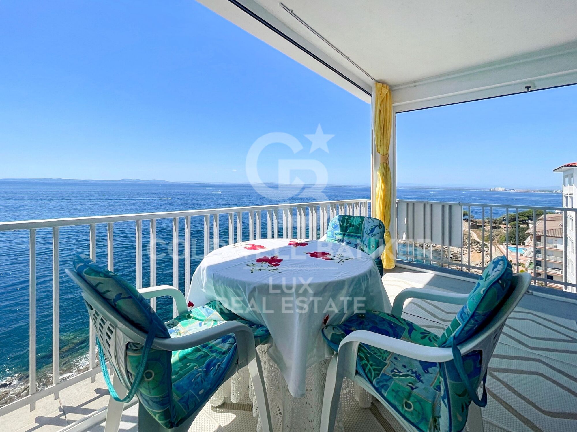 Penthouse on the seafront in Roses, Costa Brava