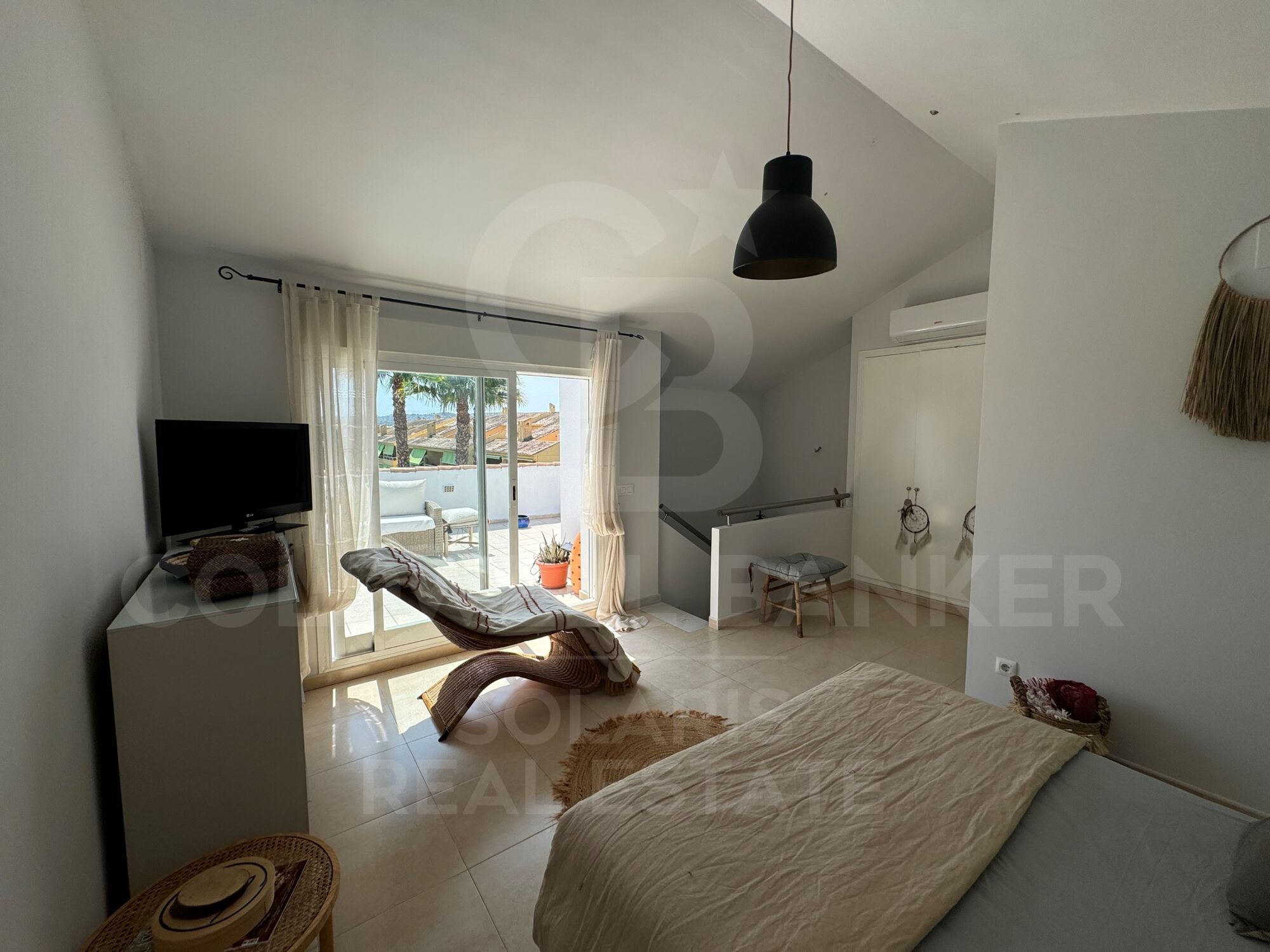 ¡Venta de ático dúplex en Jávea, con 2 habitaciones y a 50 metros del mar!