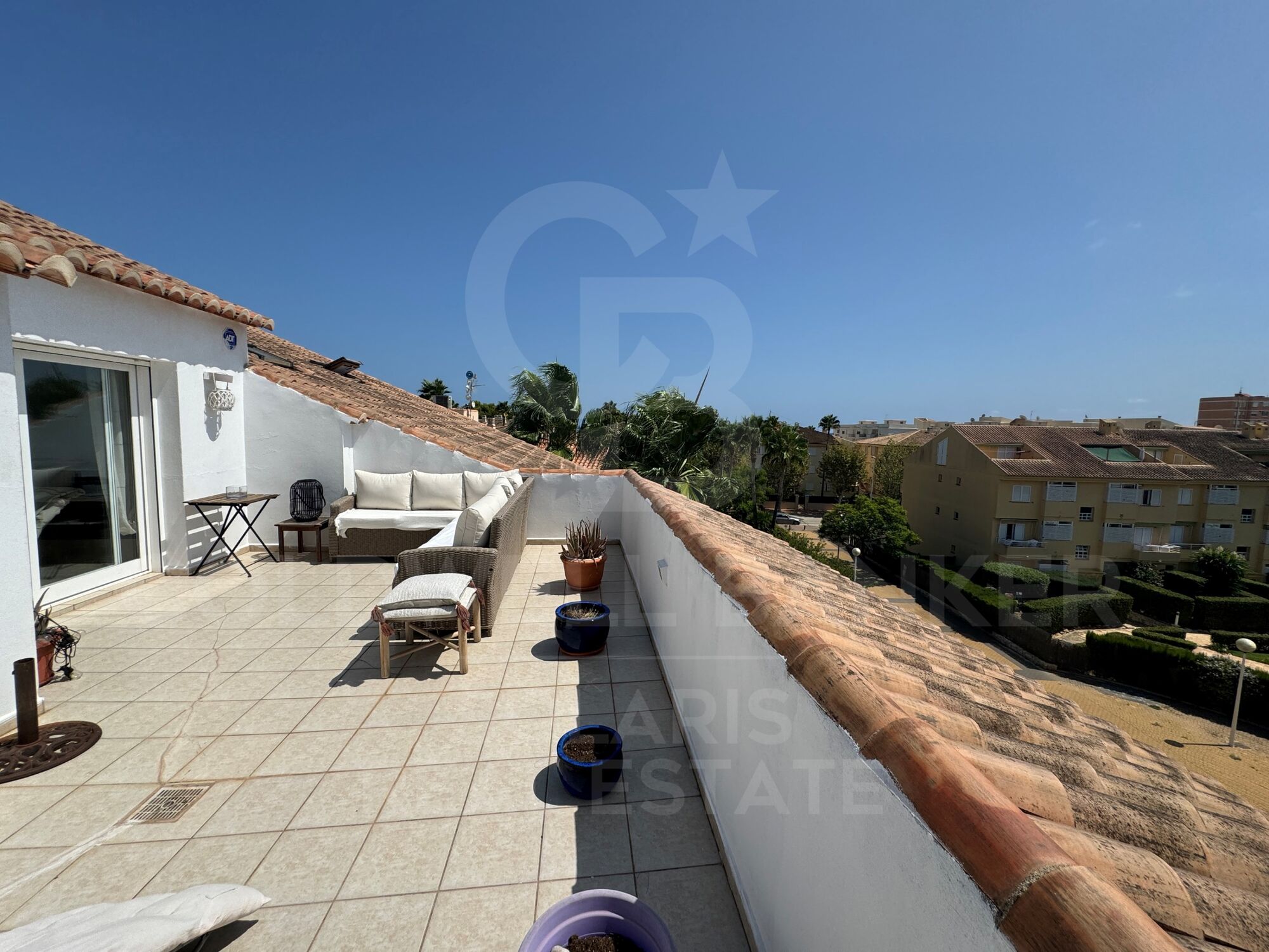 ¡Venta de ático dúplex en Jávea, con 2 habitaciones y a 50 metros del mar!