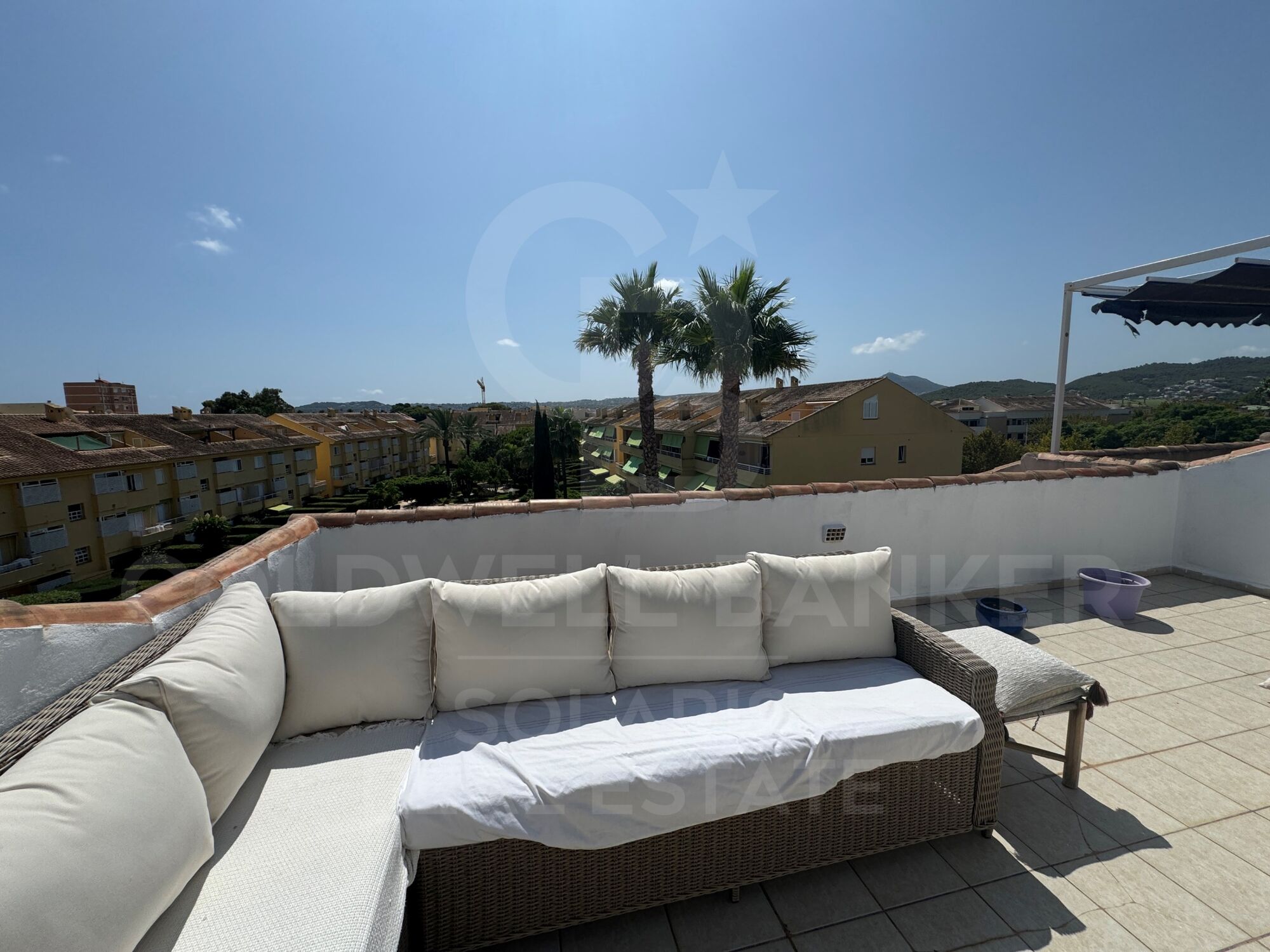 ¡Venta de ático dúplex en Jávea, con 2 habitaciones y a 50 metros del mar!