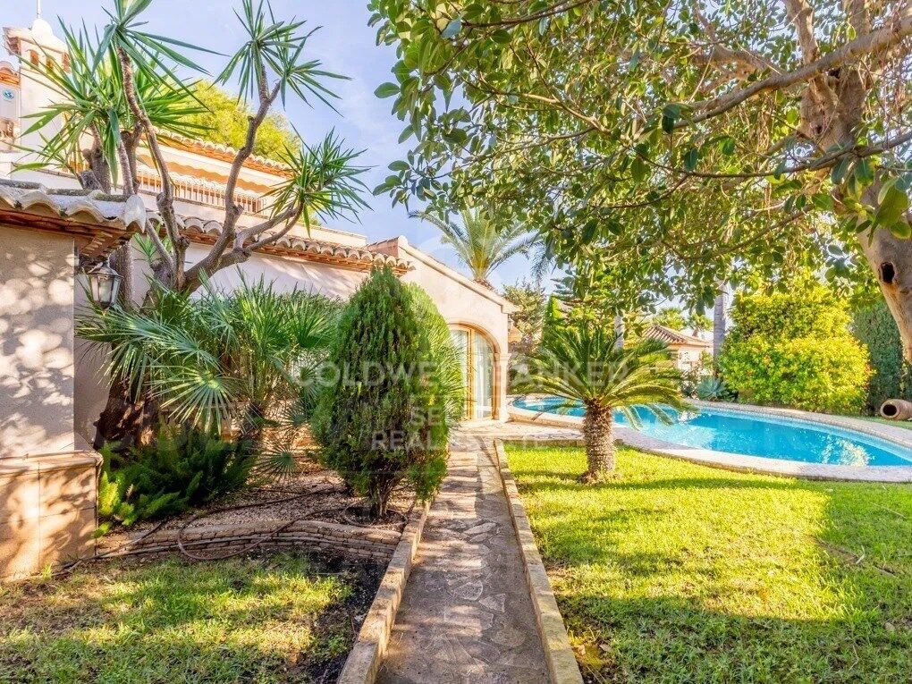 Beautiful family villa with garden